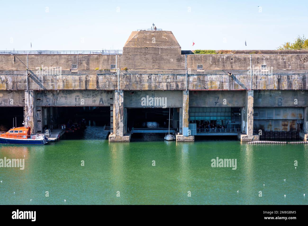 Vue de face de l'ancienne base sous-marine construite par l'armée allemande pendant la Seconde Guerre mondiale à Saint-Nazaire, en France, par une journée ensoleillée. Banque D'Images