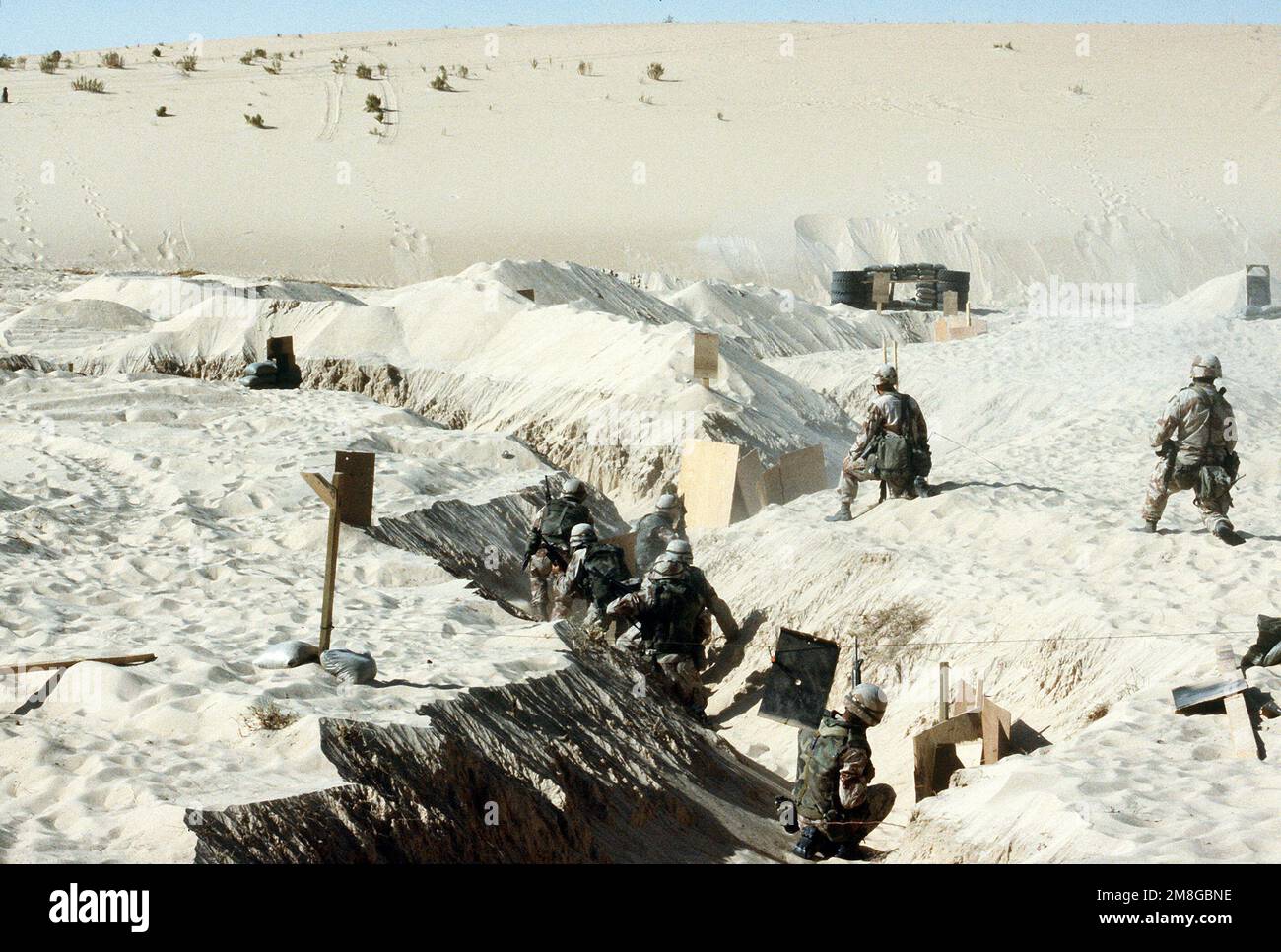Soldats de Co. C, 1st BN., 505th Parachute Inf. Rég. Se déplacer dans une tranchée pendant les manœuvres, dans le cadre de l'opération Desert Shield. Objet opération/série : BOUCLIER DU DÉSERT pays : Arabie saoudite (SAU) Banque D'Images