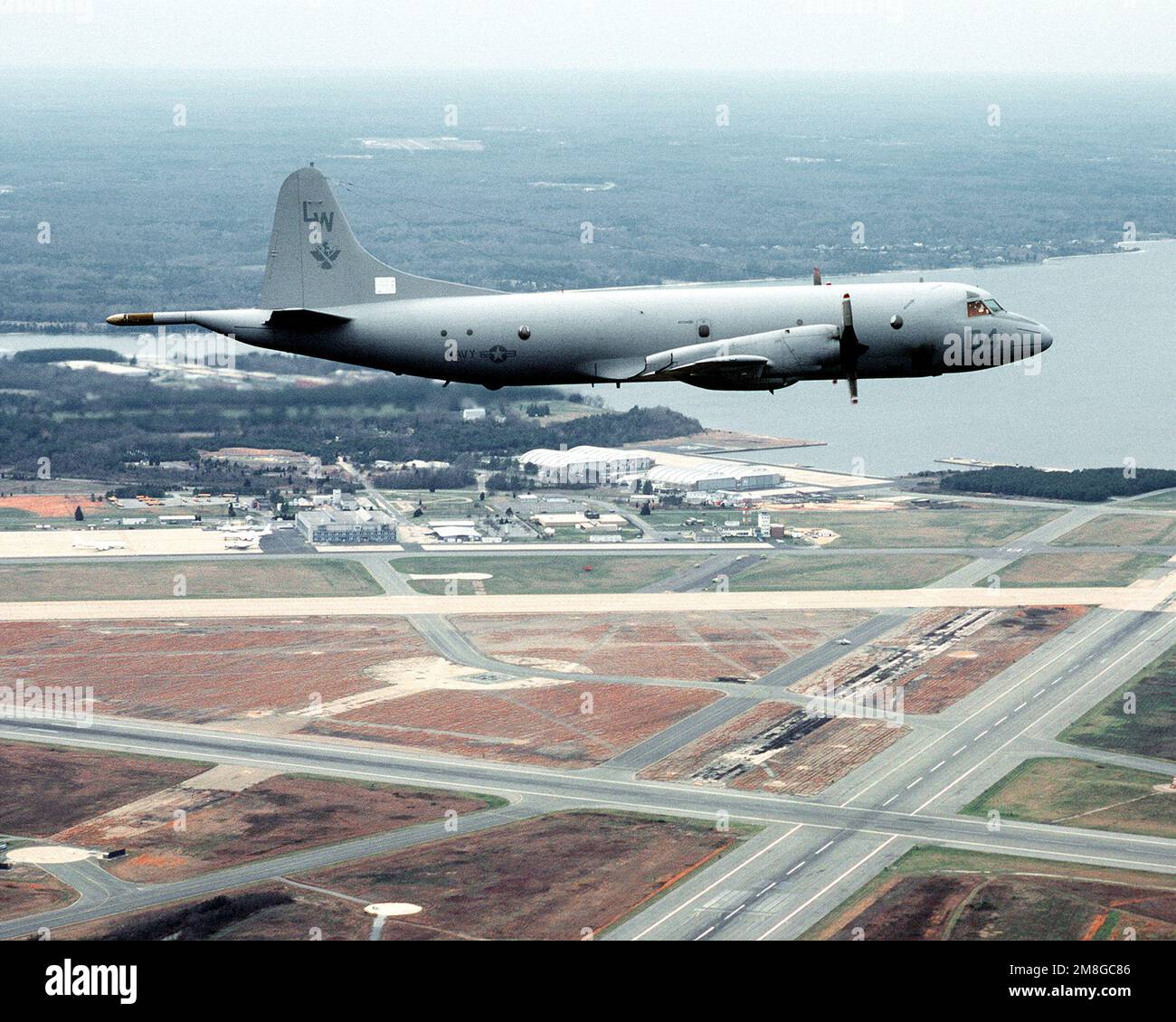 Vue aérienne à droite d'un aéronef P-3C Orion de l'escadron de patrouille 68 (VP-68) au-dessus de la station aérienne. Base: Naval Air Station Patuxent River État: Maryland (MD) pays: Etats-Unis d'Amérique (USA) Banque D'Images