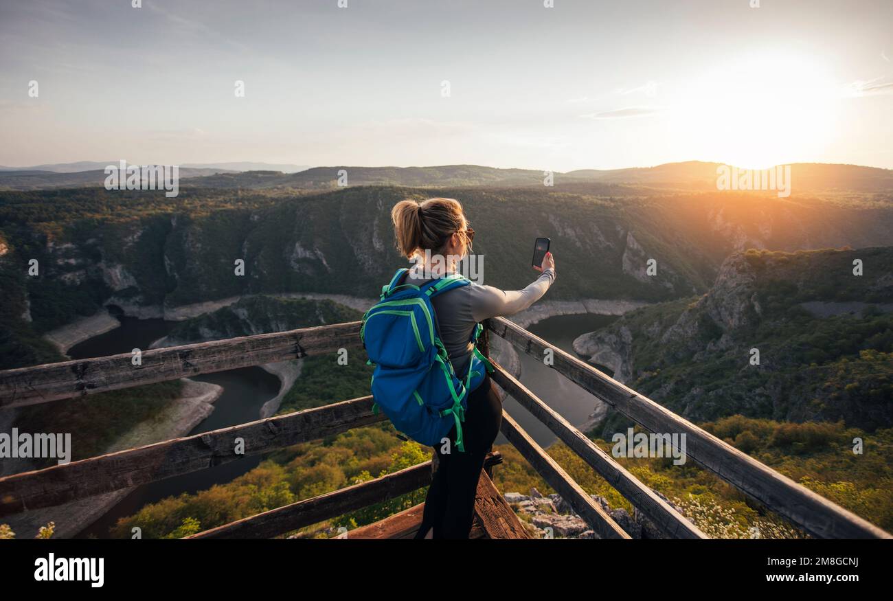 Jeune randonneur prenant une photo du canyon Banque D'Images