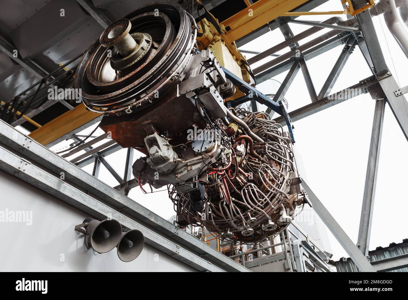 Le moteur d'un compresseur à turbine à gaz est suspendu à une grue lors de l'installation dans un module de production d'électricité Banque D'Images