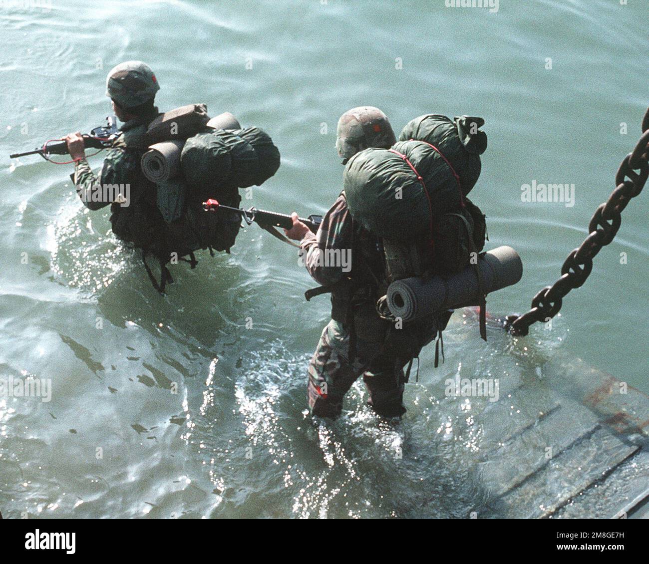 Les membres de l'unité expéditionnaire maritime de 24th débarquent d'un embarcation pendant l'exercice Dragon Hammer '92. Objet opération/série: DRAGON HAMMER '92 pays: Mer Méditerranée (MED) Banque D'Images