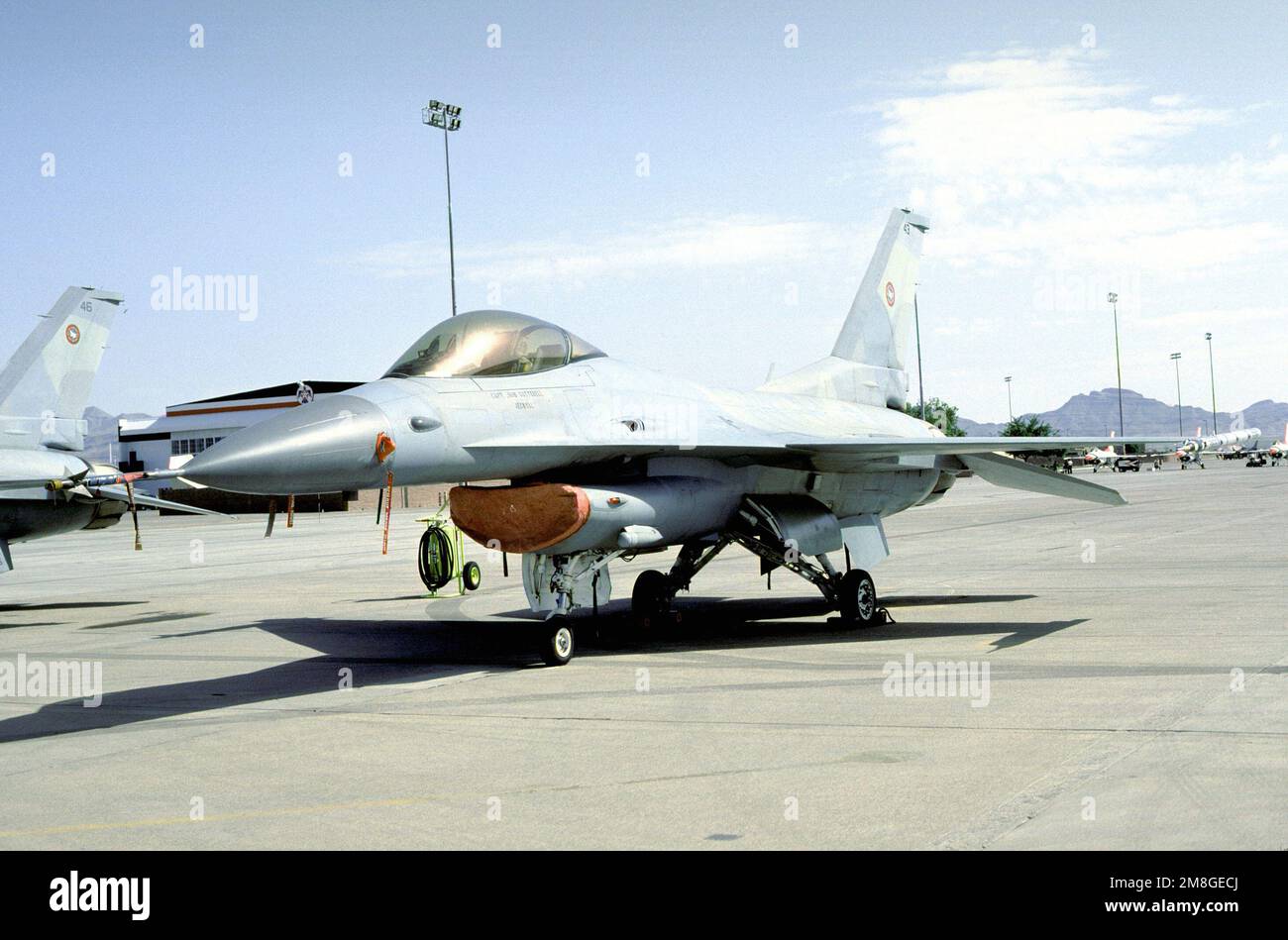 Un F-16N Fighting Falcon Fighter des États-Unis Navy 'Top Gun' Fighter Weapons School, San Diego, visite aux États-Unis École d'armes de combat de la Force aérienne. Base: Nellis Air Force base État: Nevada(NV) pays: États-Unis d'Amérique (USA) Banque D'Images