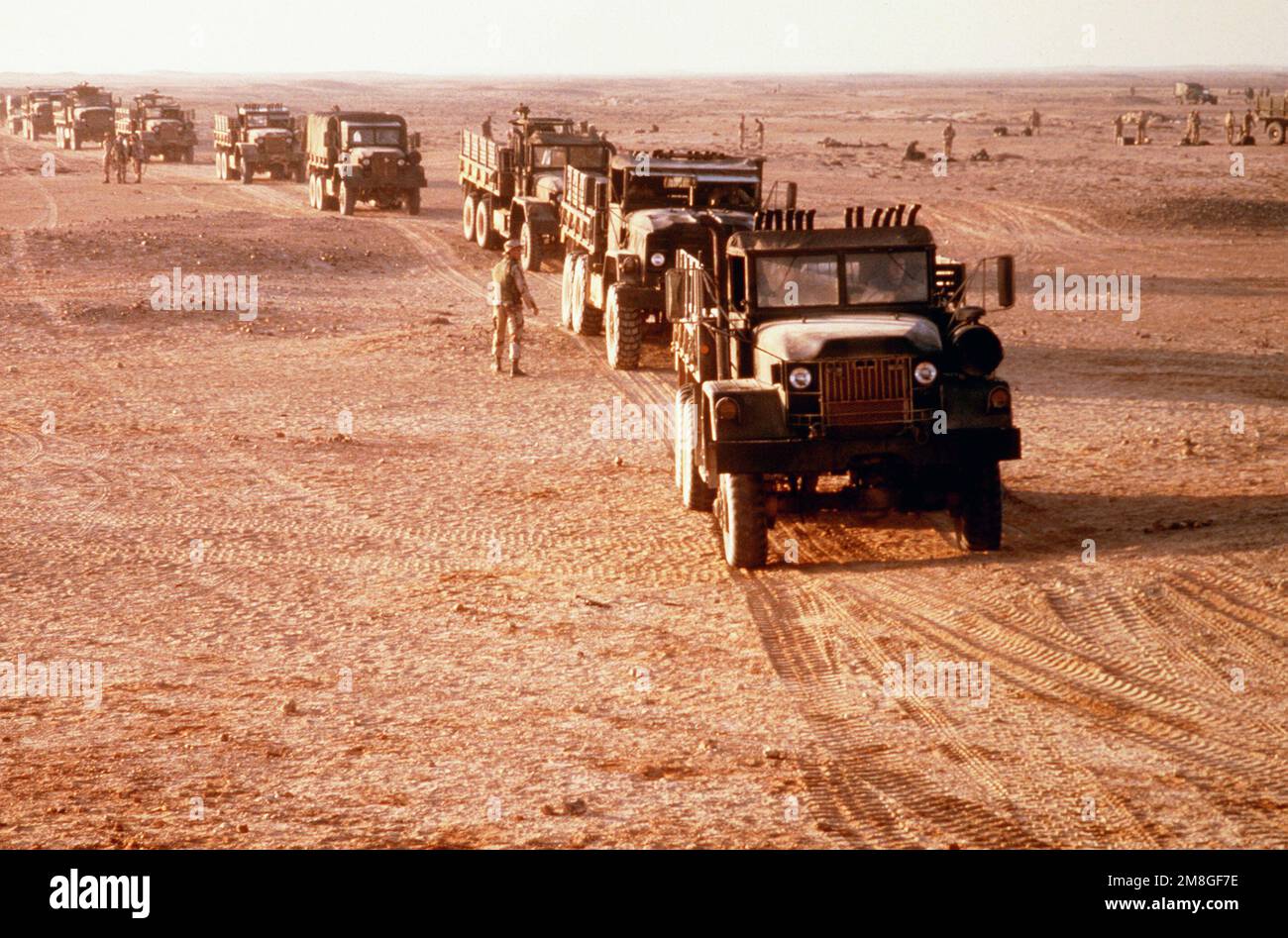 Un convoi de camions M-809 5 tonnes du bataillon DU 1st, 2nd Marines, traverse le désert pendant l'opération Desert Shield. Objet opération/série : BOUCLIER DU DÉSERT pays : Arabie saoudite (SAU) Banque D'Images