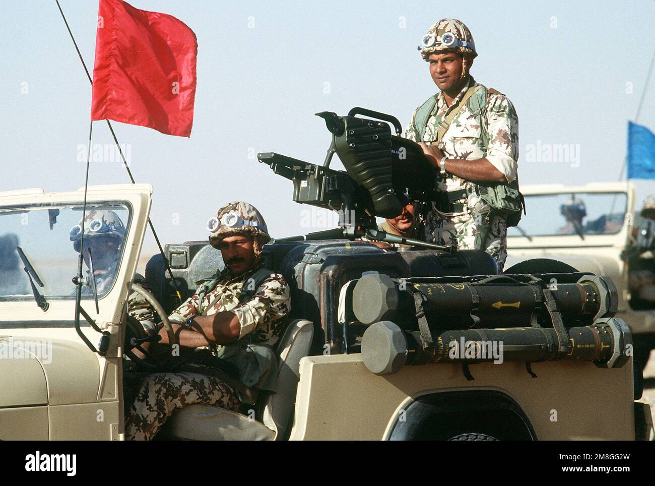Un équipage d'un bataillon de garde-forestiers égyptiens attend pour défilé dans des véhicules légers Jeep armés d'une arme antichar portable DE MILAN pendant une démonstration pour visiter des dignitaires pendant l'opération Desert Shield. Objet opération/série : BOUCLIER DU DÉSERT pays : Arabie saoudite (SAU) Banque D'Images Un équipage d'un bataillon de garde-forestiers égyptiens attend pour défilé dans des véhicules légers Jeep armés d'une arme antichar portable DE MILAN pendant une démonstration pour visiter des dignitaires pendant l'opération Desert Shield. Objet opération/série : BOUCLIER DU DÉSERT pays : Arabie saoudite (SAU) Banque D'Images