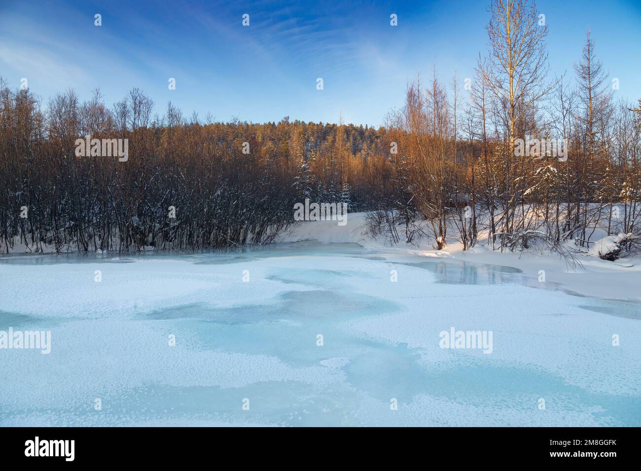 Frazil sur une petite rivière dans le sud de Yakutia, Russie. Paysage d'hiver en soirée Banque D'Images