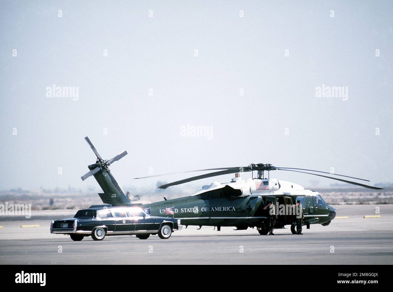 Le président George Bush et Barbara Bush sont transportés en limousine à Marine One, un hélicoptère VH-60D Night Hawk du Marine Helicopter Squadron 1 (HMX-1) qui les transportera à son tour dans divers camps de base militaire américains pendant l'opération Desert Shield. Objet opération/série : BOUCLIER DU DÉSERT pays : Arabie saoudite (SAU) Banque D'Images