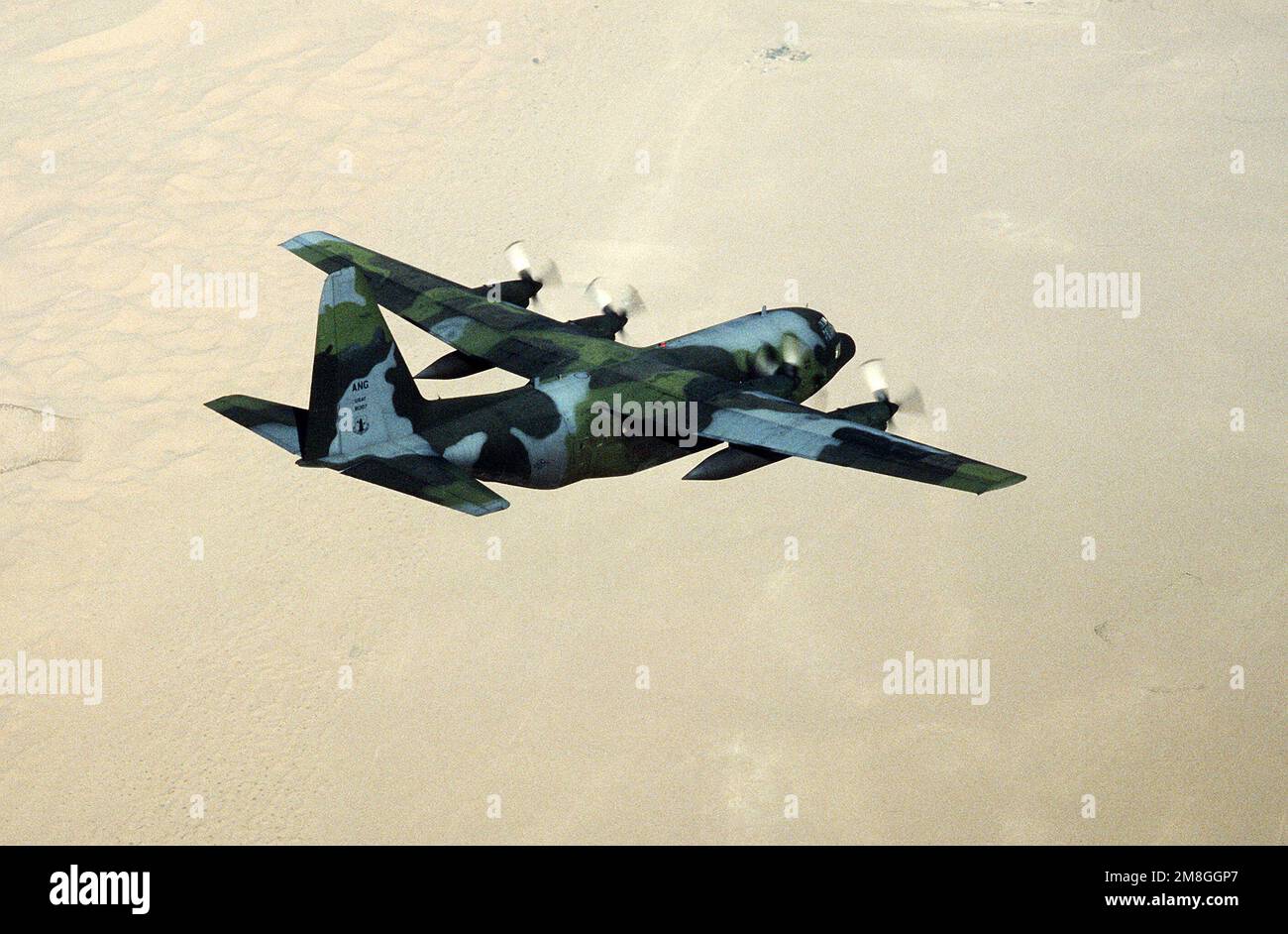 Un avion de transport C-130 Hercules de la Garde aérienne nationale de Virginie-Occidentale survole les Émirats arabes Unis au cours d'une mission de transport de troupes à l'appui de l'opération Desert Storm. L'aéronef est affecté à l'aile de transport aérien tactique 1630th. Sujet opération/série: TEMPÊTE DANS LE DÉSERT pays: Inconnu Banque D'Images