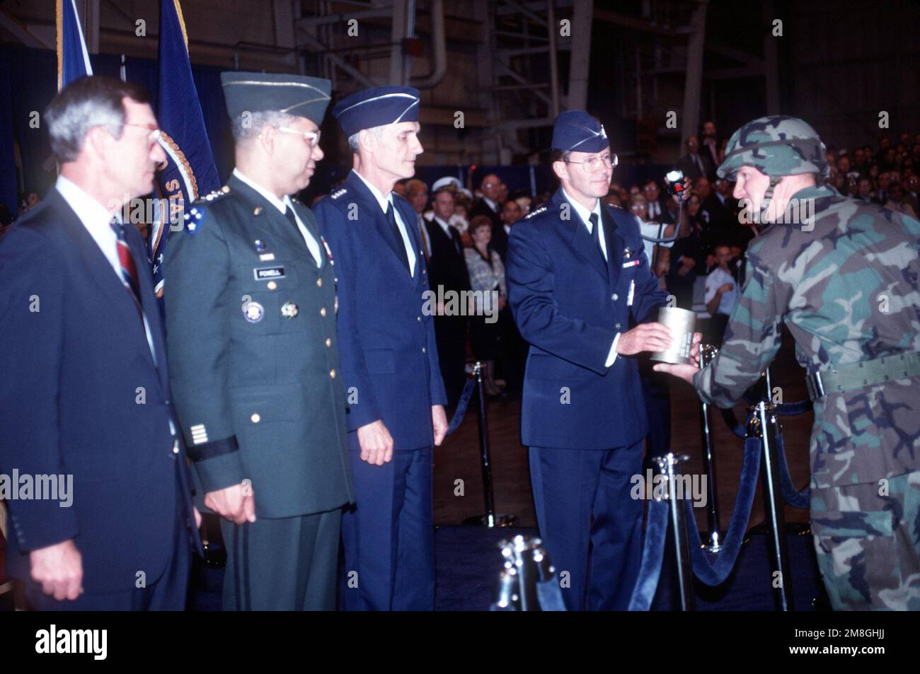 GÉN. Lee Butler, ancien commandant du Commandement aérien stratégique, reçoit la base d'un tour d'obusier lors de la cérémonie d'établissement des États-Unis Commandement stratégique. En regardant, de gauche à droite: Le secrétaire de la Force aérienne, Donald Rice, président des chefs interarmées GEN. Colin Powell et le chef D'ÉTAT-MAJOR GEN de la Force aérienne. Merrill McPeak. Base: Offutt Air Force base État: Nebraska (ne) pays: Etats-Unis d'Amérique (USA) Banque D'Images