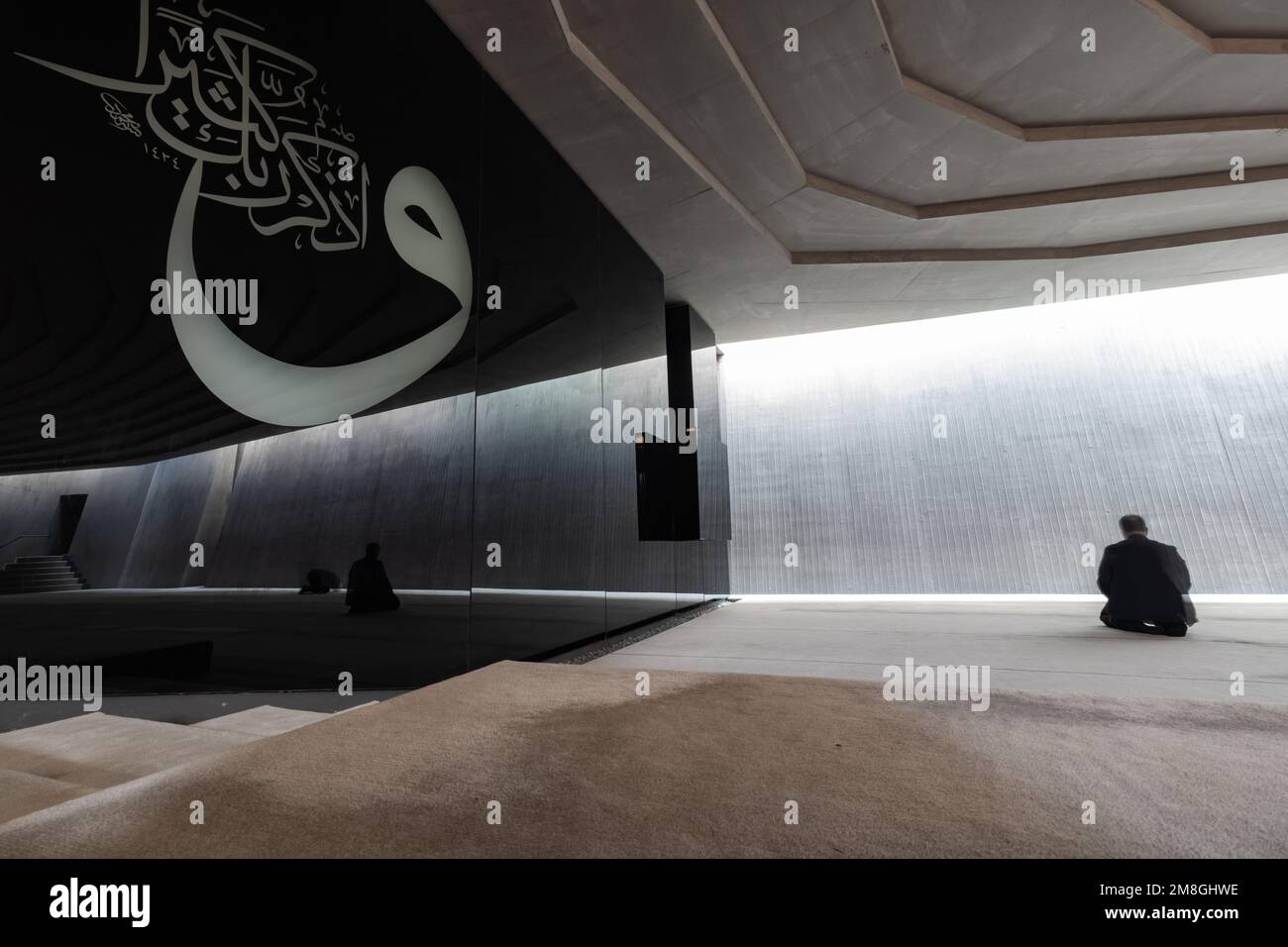 Homme musulman priant dans la mosquée et calligraphie sur le mur. Ramadan ou photo de fond islamique. Mosquée Sancaklar à Istanbul. Istanbul Turkiye - 11 Banque D'Images