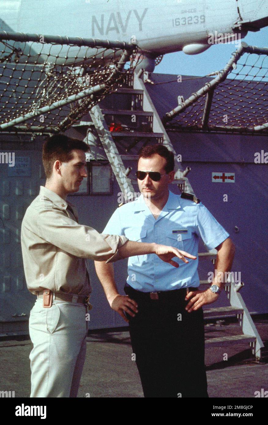 TOM Southwell, SPÉCIALISTE DES opérations EN CHEF, discute avec un officier de marine français à bord du croiseur de missiles guidé USS PHILIPPINE SEA (CG-58) lors de l'exercice naval américain/français DASIX LAFAYETTE. Sujet opération/série: DASIX LAFAYETTE pays: Méditerranée (MED) Banque D'Images