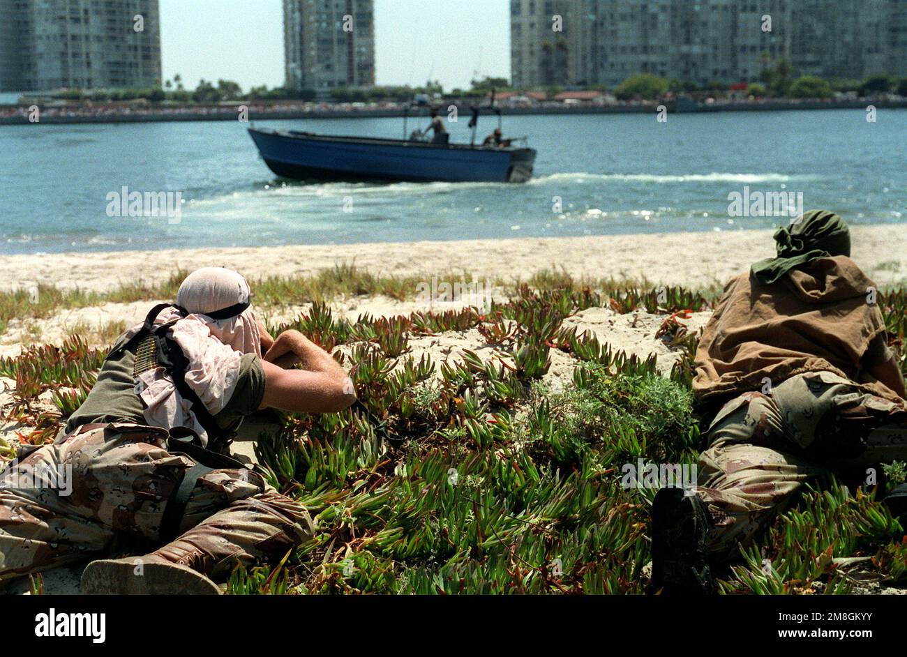 Membres d'un U.S. L'équipe Marine-Air-Land (SCEAUX) agit comme le personnel de la force opposée tandis que d'autres phoques patrouillent dans la voie navigable au cours d'une manifestation de presse. Base: Coronado État: Californie (CA) pays: Etats-Unis d'Amérique (USA) Banque D'Images Membres d'un U.S. L'équipe Marine-Air-Land (SCEAUX) agit comme le personnel de la force opposée tandis que d'autres phoques patrouillent dans la voie navigable au cours d'une manifestation de presse. Base: Coronado État: Californie (CA) pays: Etats-Unis d'Amérique (USA) Banque D'Images