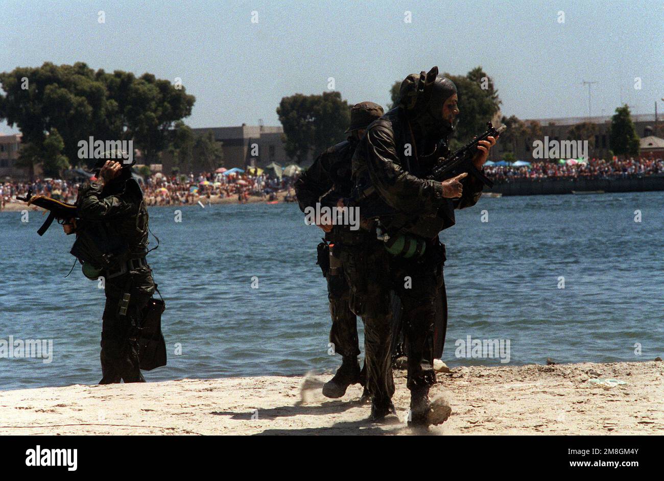 Membres d'un U.S. L'équipe Marine Sea-Air-Land (SEAL) patrouille sur la plage lors d'une démonstration publique. Les joints sont armés de 9mm MP5 mitrailleuses auxiliaires. Base: Coronado État: Californie (CA) pays: Etats-Unis d'Amérique (USA) Banque D'Images Membres d'un U.S. L'équipe Marine Sea-Air-Land (SEAL) patrouille sur la plage lors d'une démonstration publique. Les joints sont armés de 9mm MP5 mitrailleuses auxiliaires. Base: Coronado État: Californie (CA) pays: Etats-Unis d'Amérique (USA) Banque D'Images