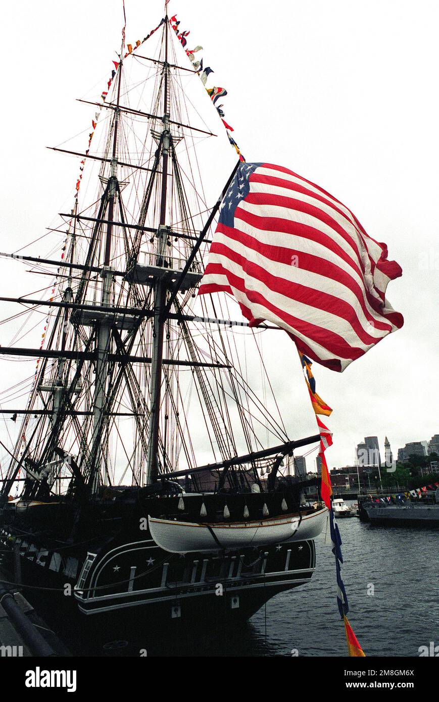 Vue sur le quartier portuaire de la frégate à 44 canons USS CONSTITUTION amarrée dans le port. Le navire est en préparation pour sa croisière annuelle de redressement. Chaque 4th juillet, le navire est remorqué dans le port, un salut de 21 armes à feu à la nation est tiré, puis le navire est tourné autour et retourné à son amarrage. La CONSTITUTION, lancée par 21 octobre 1797, est le plus ancien navire qui reste sur la liste de la Marine. Base: Boston État: Massachusetts (ma) pays: États-Unis d'Amérique (USA) Banque D'Images