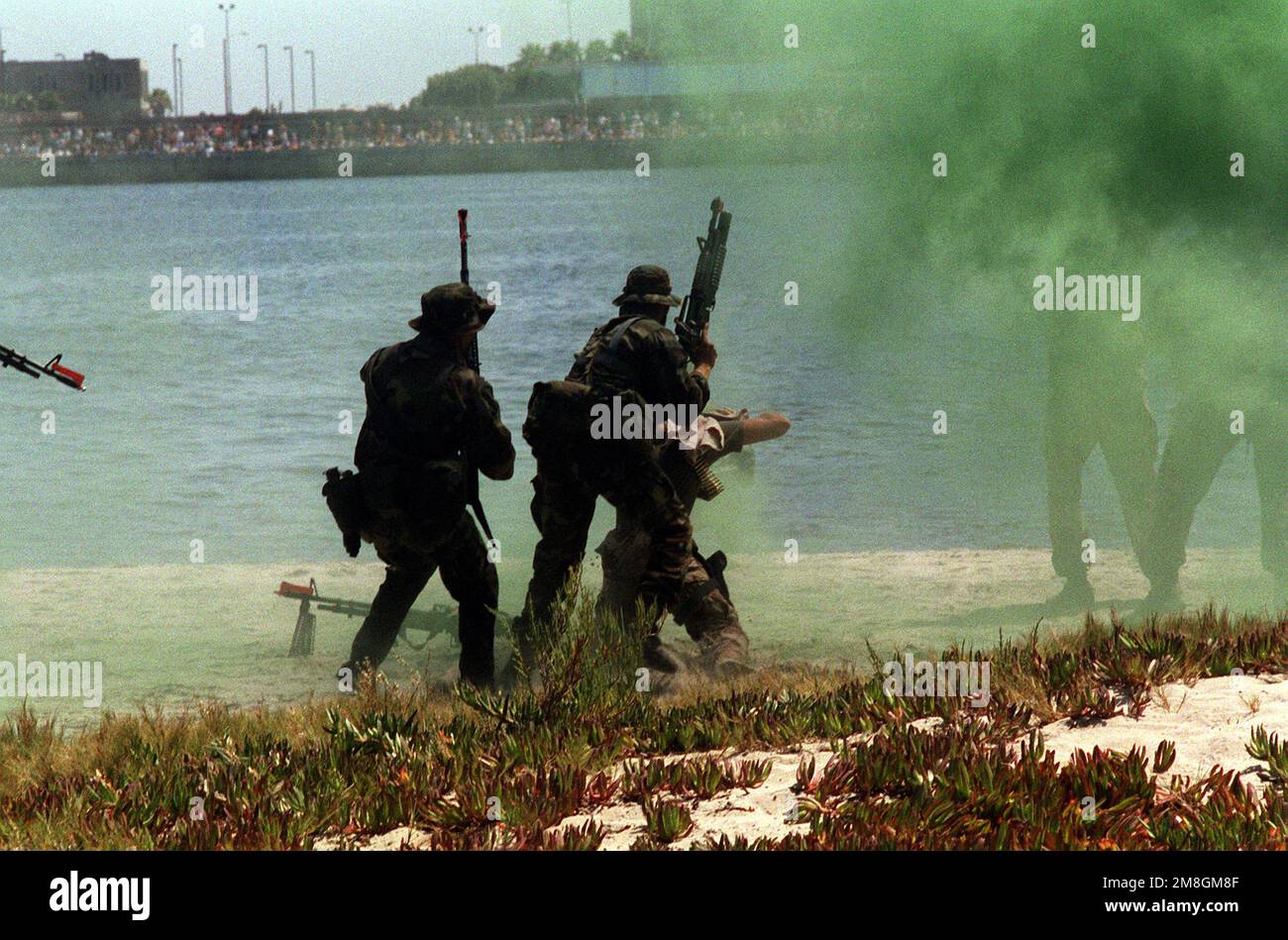 La fumée ferme dans les membres d'un américain L'équipe Marine-Air-Land (SEAL) capture un prisonnier lors d'une manifestation publique. Base: Coronado État: Californie (CA) pays: Etats-Unis d'Amérique (USA) Banque D'Images La fumée ferme dans les membres d'un américain L'équipe Marine-Air-Land (SEAL) capture un prisonnier lors d'une manifestation publique. Base: Coronado État: Californie (CA) pays: Etats-Unis d'Amérique (USA) Banque D'Images