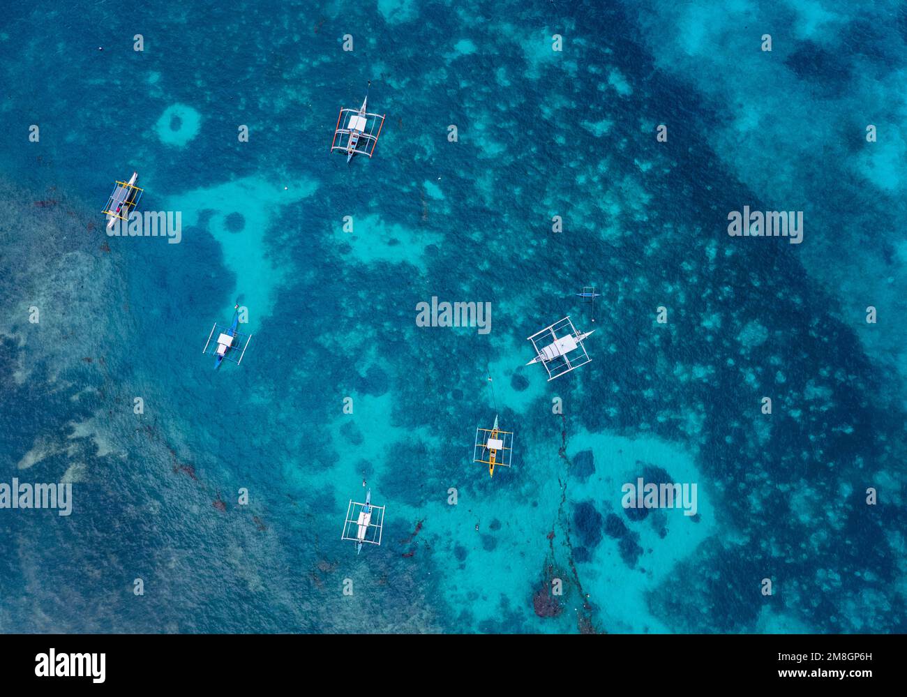 Récif de corail de plage et catamarans sur l'île de Siargao, Philippines, vu d'en haut, photo de drone Banque D'Images