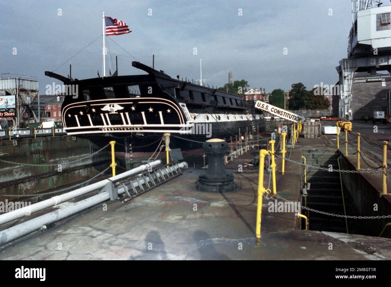 Vue sur le quartier tribord de la frégate à 44 canons USS CONSTITUTION amarrée dans un quai sec au chantier naval Charleston Memorial. Le navire est en préparation pour sa célébration du bicentenaire en 1997-1998. La CONSTITUTION a été lancée sur 21 octobre 1797 et est le plus ancien navire qui reste sur la liste de la Marine. Les canons, les mâts et le gréage du navire ont été retirés. Base: Boston État: Massachusetts (ma) pays: États-Unis d'Amérique (USA) Banque D'Images