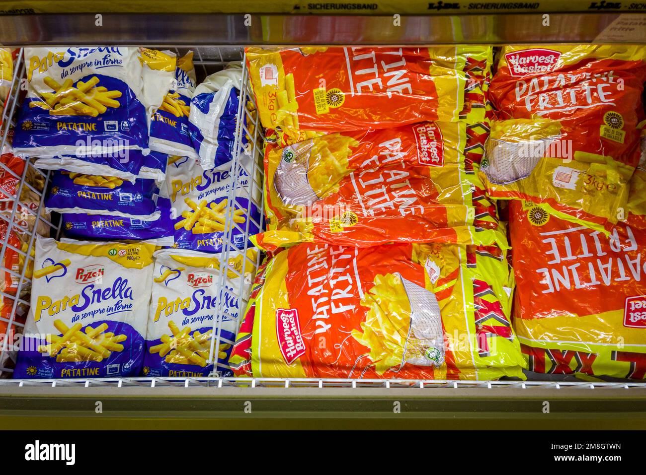 Italie - 12 janvier 2023 : boîtes de frites surgelées précuites au comptoir réfrigéré à vendre au supermarché italien Banque D'Images