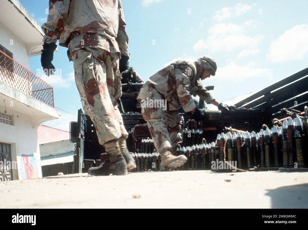 Les munitions d'inventaire de Marines confisquées au cours de l'opération multinationale de secours Restore Hope. Objet opération/série: RÉTABLIR L'ESPOIR base: Modadishu pays: Somalie (SOM) Banque D'Images