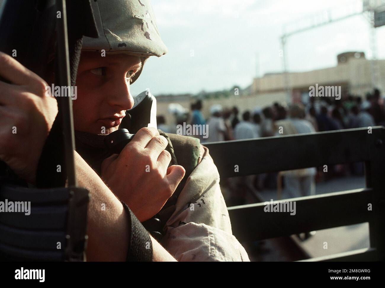 Un opérateur radio parle dans son téléphone pendant l'opération multinationale de secours Restore Hope. Objet opération/série: RÉTABLIR LA BASE DE L'ESPOIR: Mogadishu pays: Somalie (SOM) Banque D'Images