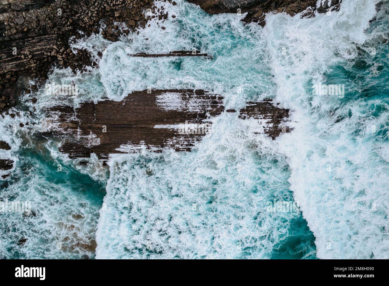 Vagues sauvages de l'océan Atlantique, eau de turquise, plage de sable au Portugal. Concept de voyage de vacances d'été.vue en haut vers le bas.vue aérienne de la rupture de vague Banque D'Images