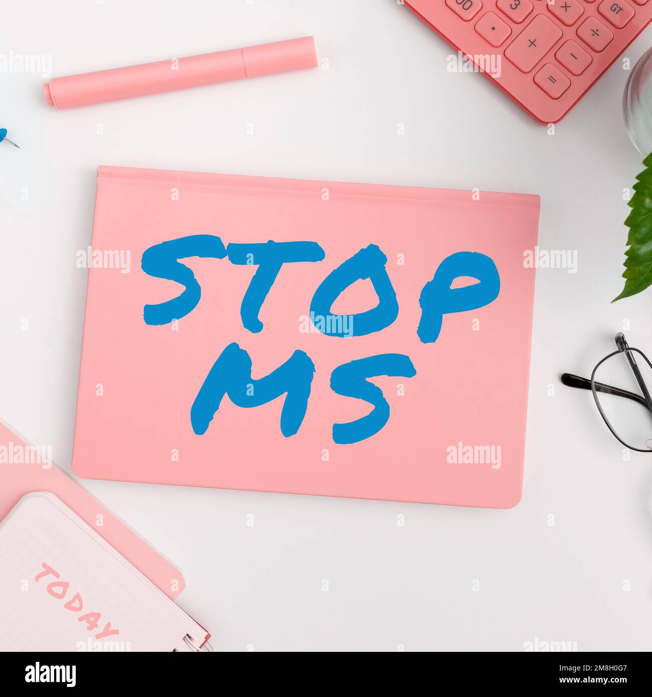 Signe de texte montrant Stop Mme Business idée prévenir la maladie marquée  par des taches de tissu durci dans le cerveau et la moelle épinière Photo  Stock - Alamy