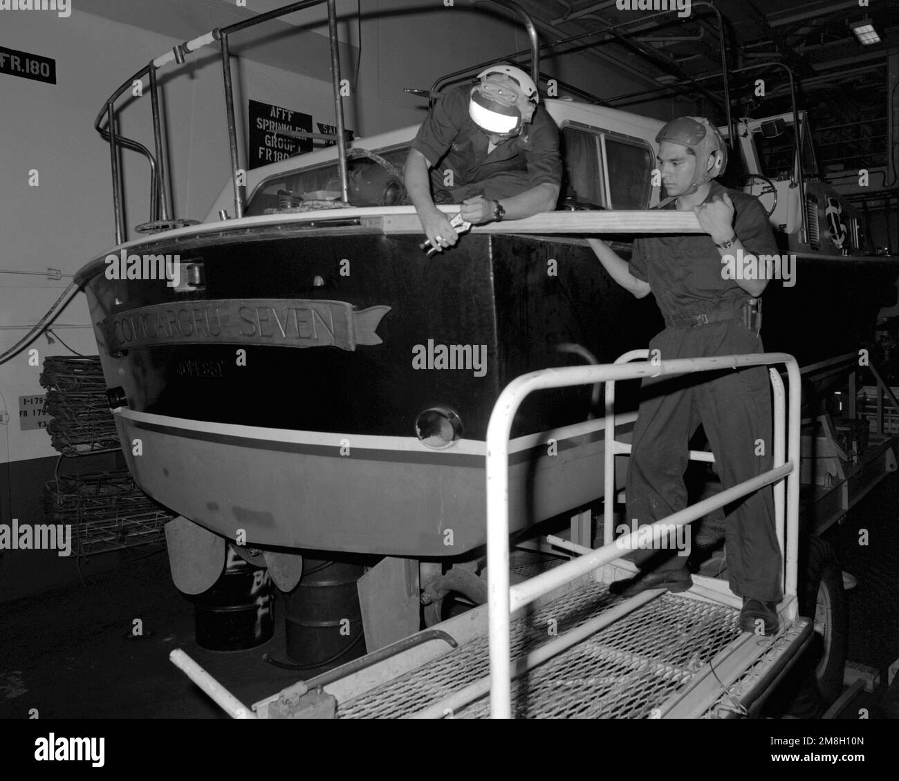 Le Matte 2nd de Boatswain classe Jim Hill, à gauche, et le Matte SEYLAN