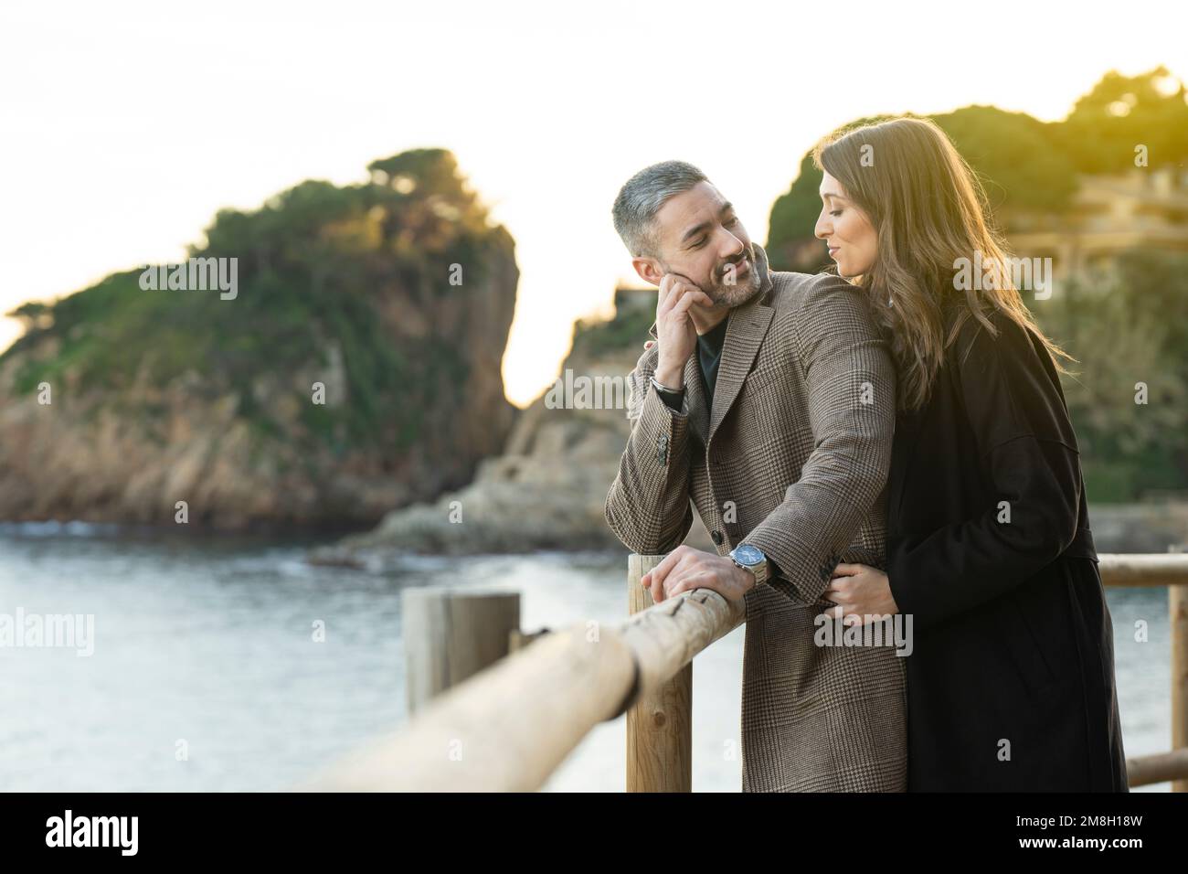 Scène romantique avec un couple amoureux regardant l'un l'autre près de la plage Banque D'Images