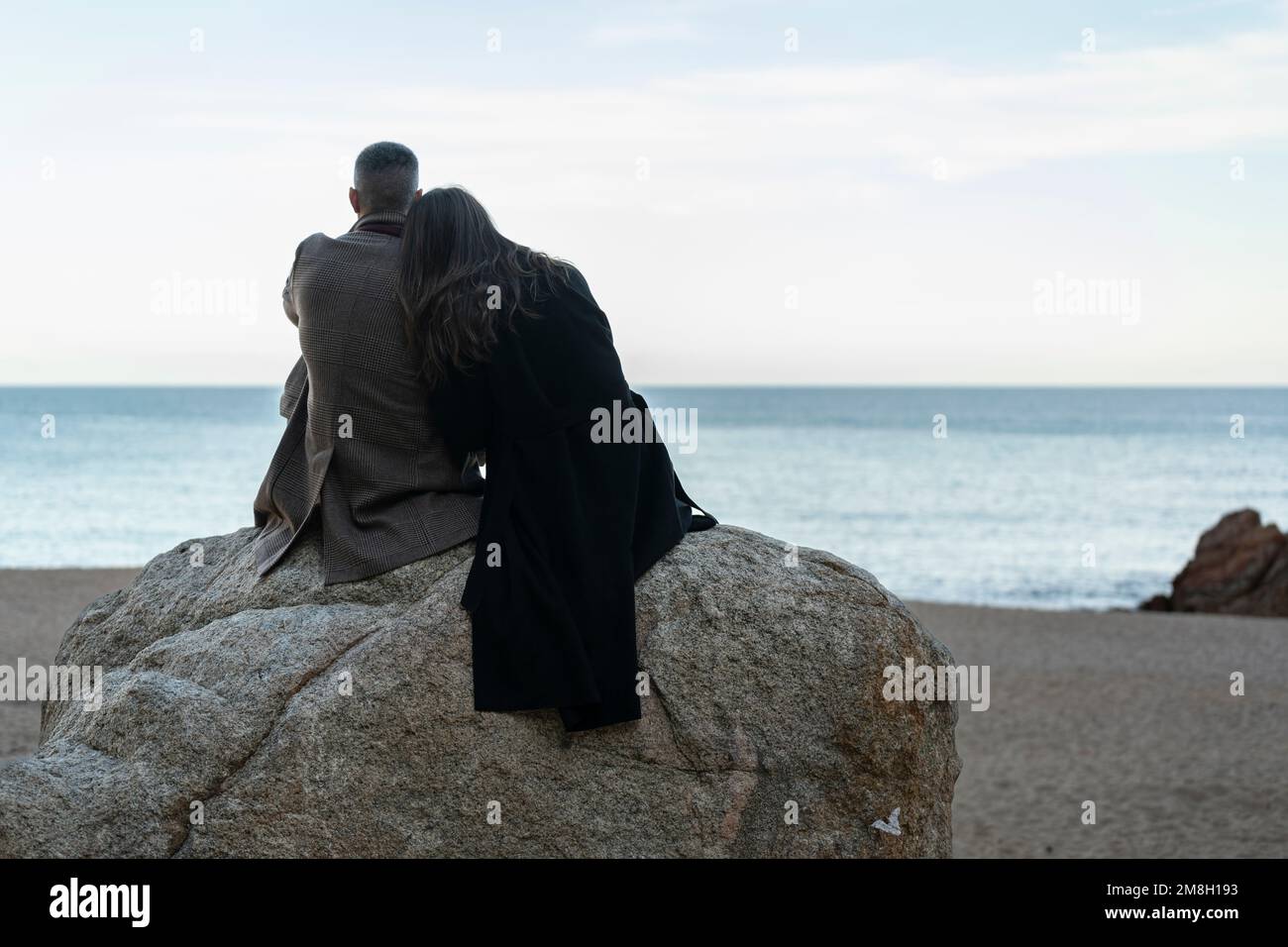 Paysage d'un couple amoureux très proche ensemble sur un rocher de la plage Banque D'Images