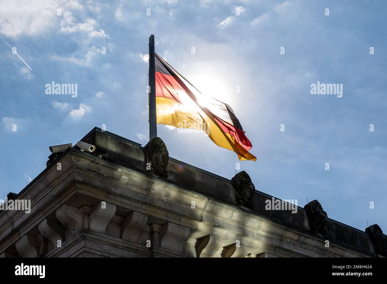 Berlin, Allemagne: Vue partielle sur le bâtiment Reichstag, tour avec drapeau allemand Banque D'Images