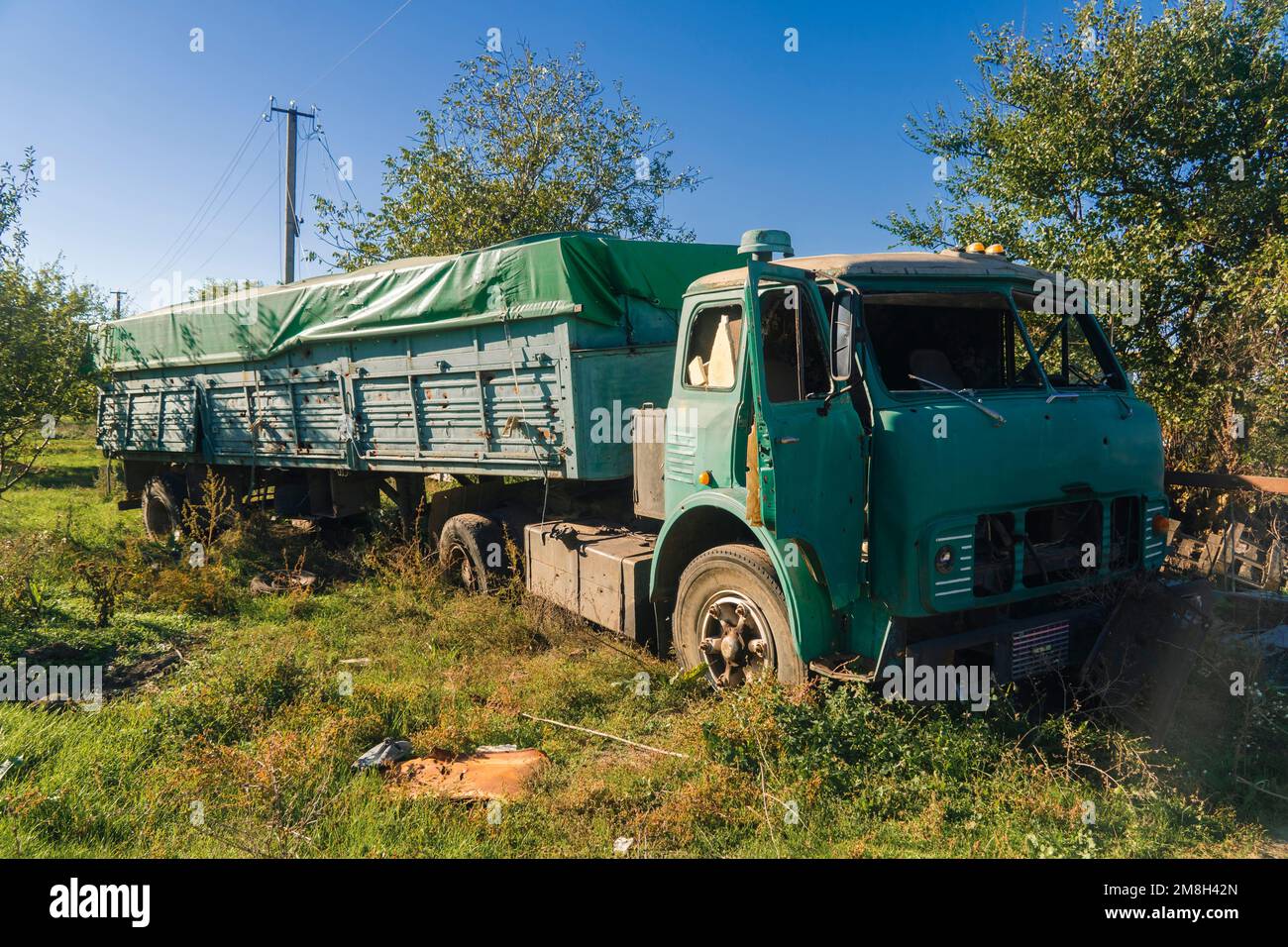 Campagne. Chariot endommagé après l'abattage. La guerre en Ukraine. Invasion russe de l'Ukraine. Terreur à la population civile. Crime de guerre Banque D'Images