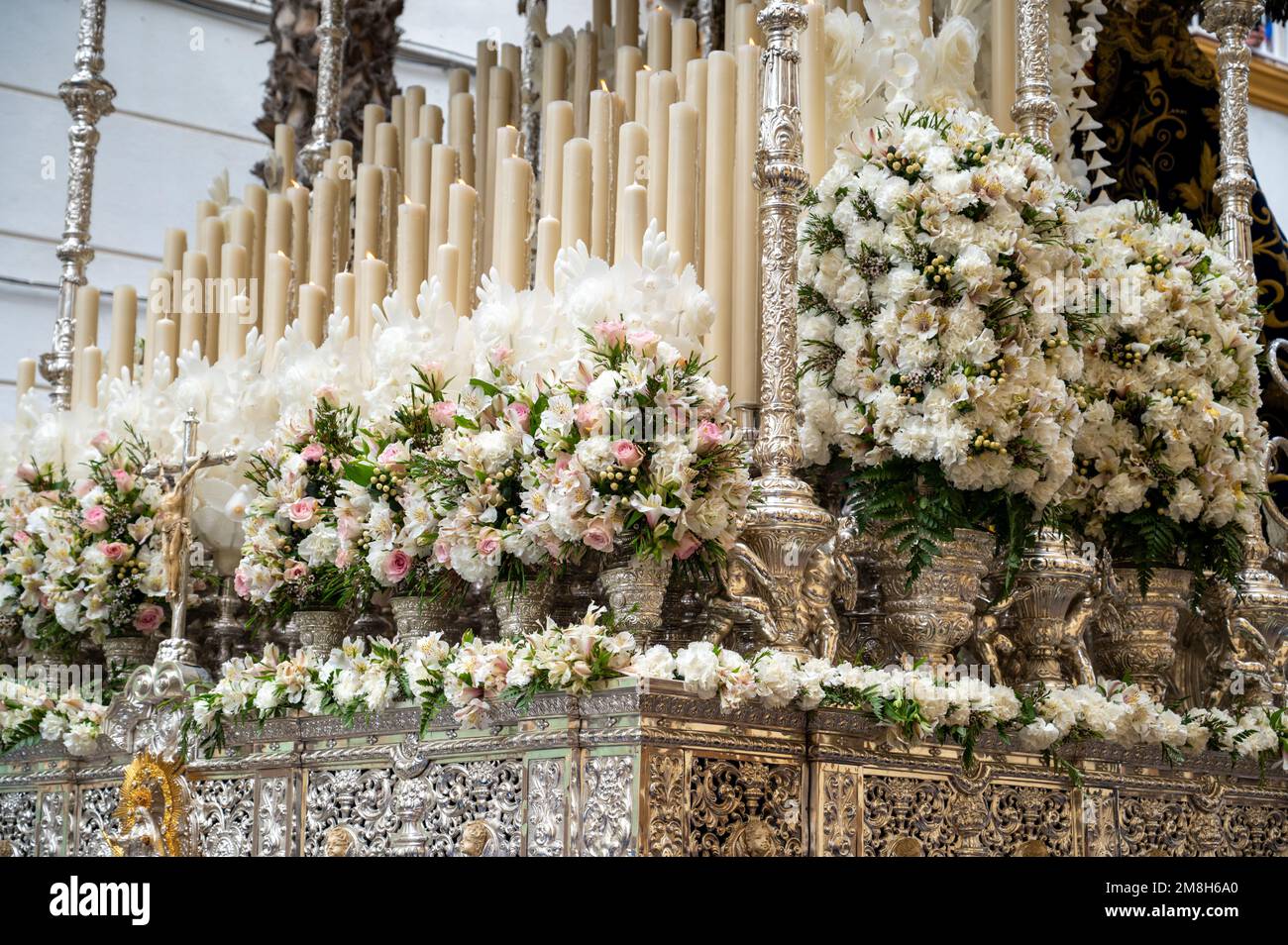 Détail d'un trône portant une effigie de Madonna dans une parade de Pâques pendant la semaine Sainte ou Santa Semana à Cadix, Espagne Banque D'Images