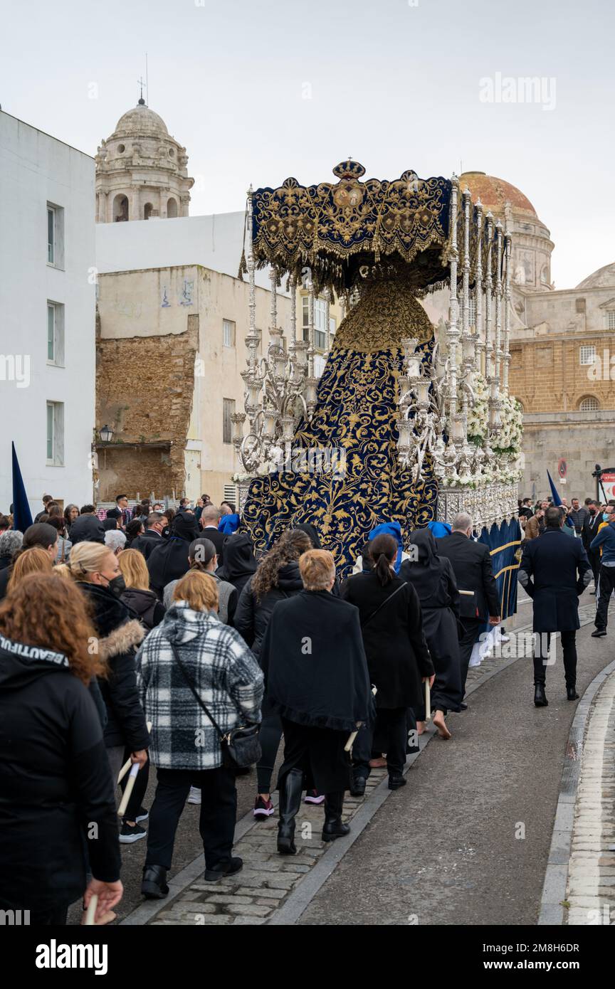 Détail d'un trône portant une effigie de Madonna dans une parade de Pâques pendant la semaine Sainte ou Santa Semana à Cadix, Espagne Banque D'Images