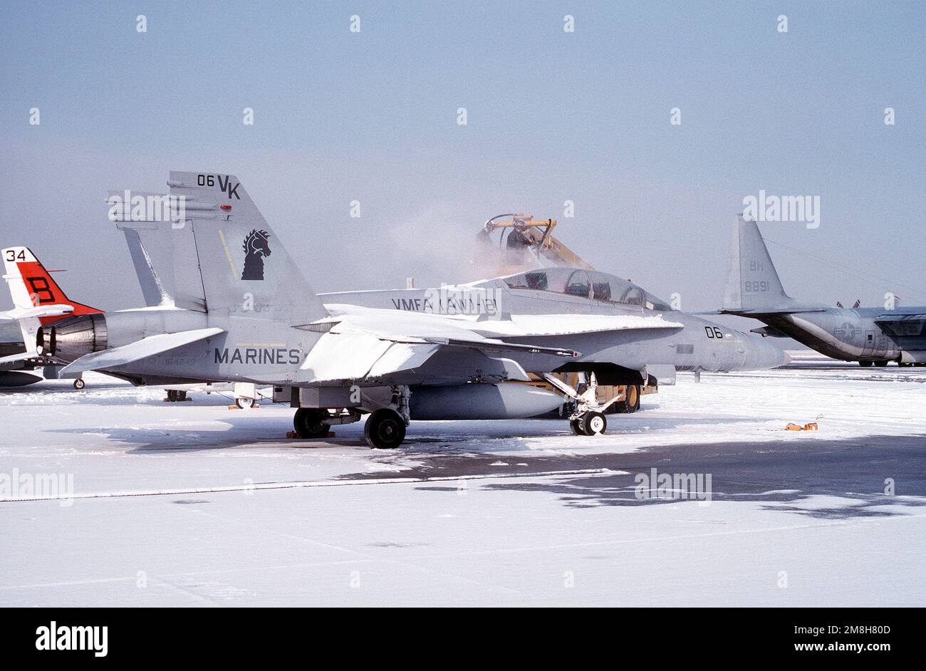 Un aéronef de combat maritime 121 (VMFA(AW)-121) F/A-18D Hornet est dégelé sur la ligne de vol avant un contrôle en amont. Base: Naval Air Facility, Andrews AFB État: Maryland (MD) pays: Etats-Unis d'Amérique (USA) Banque D'Images