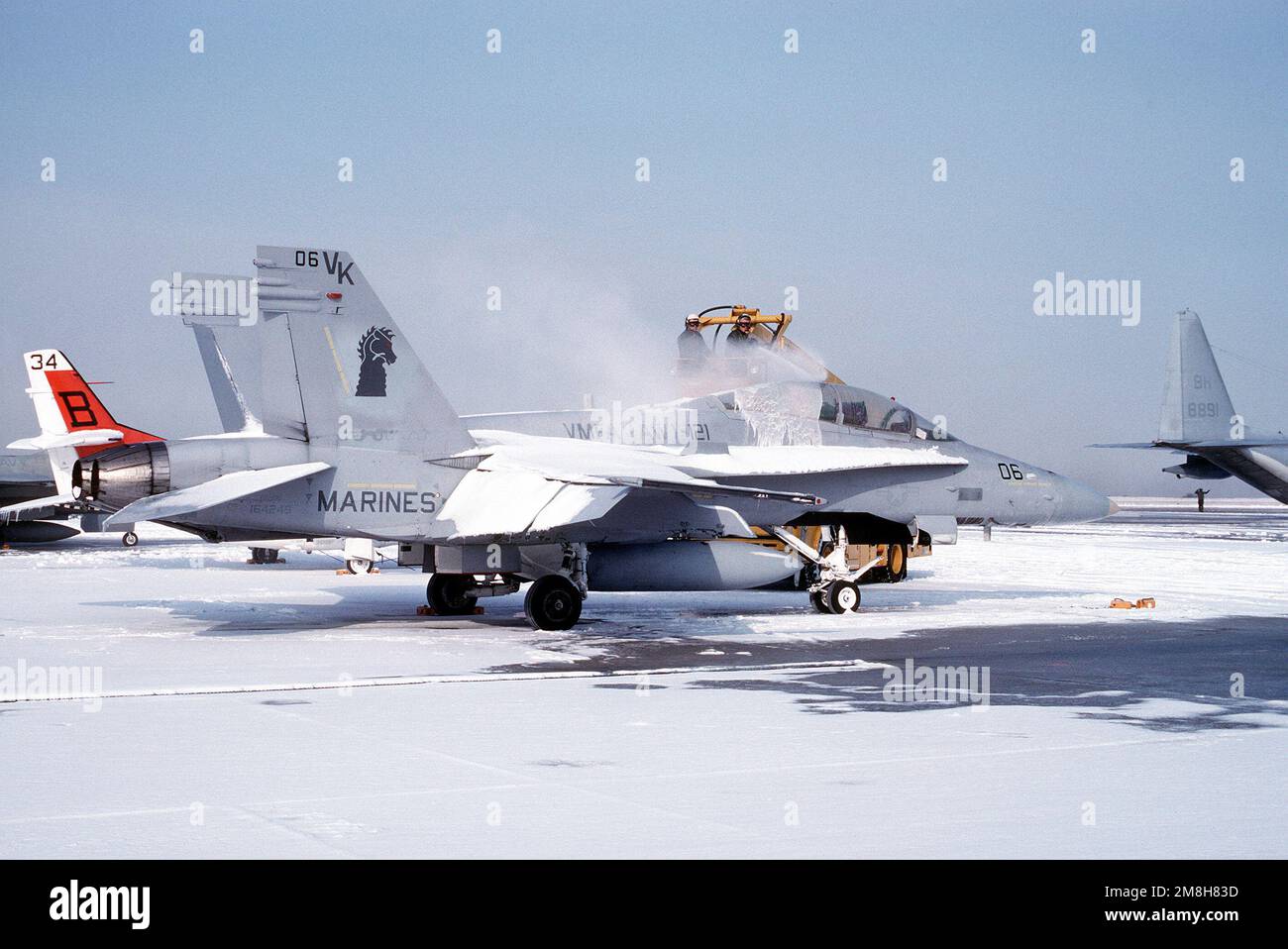 Un aéronef de combat maritime 121 (VMFA(AW)-121) F/A-18D Hornet est dégelé sur la ligne de vol avant un contrôle en amont. Base: Naval Air Facility, Andrews AFB État: Maryland (MD) pays: Etats-Unis d'Amérique (USA) Banque D'Images