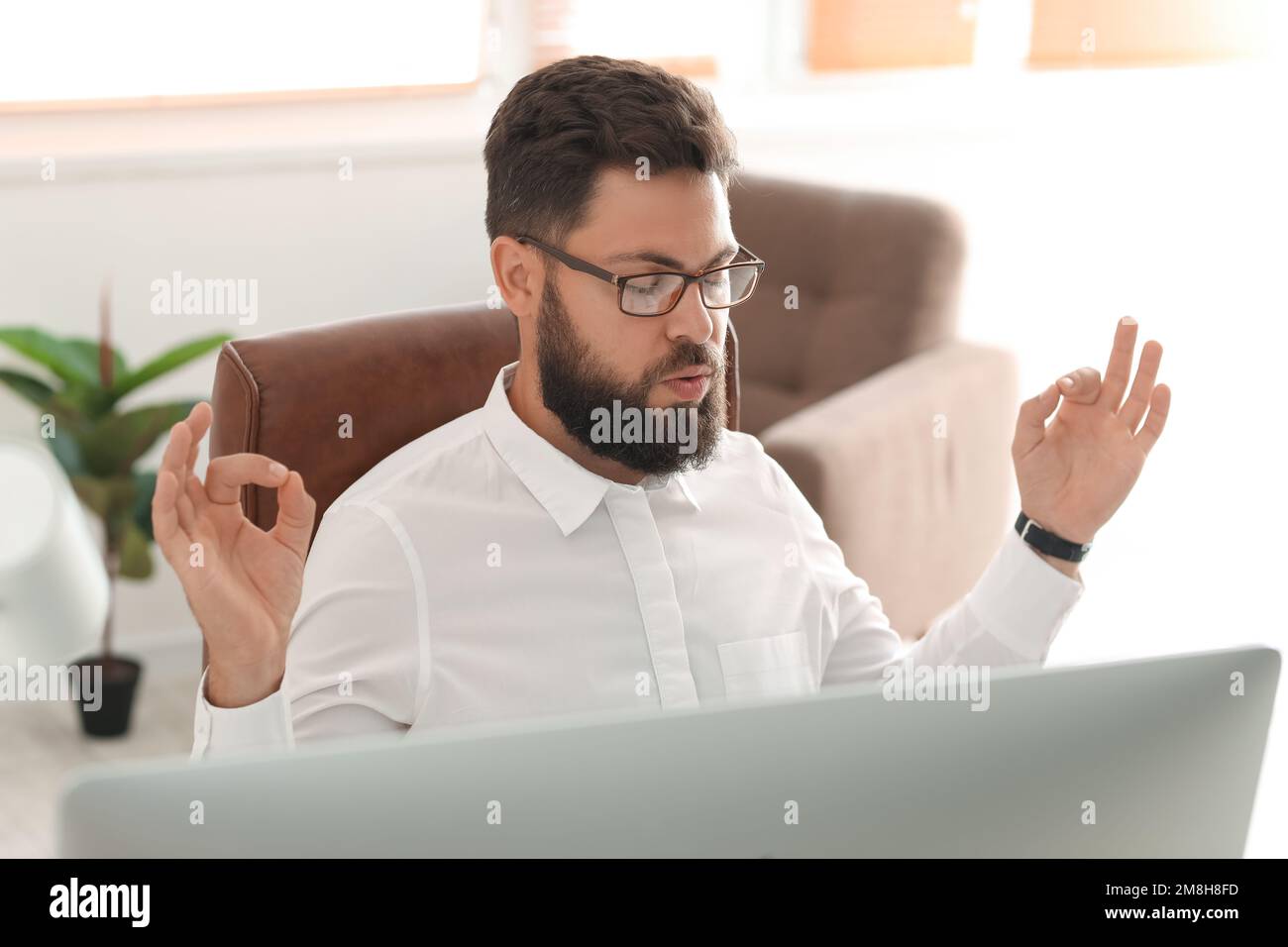 Beau jeune homme méditant dans le bureau, la fermeture Banque D'Images