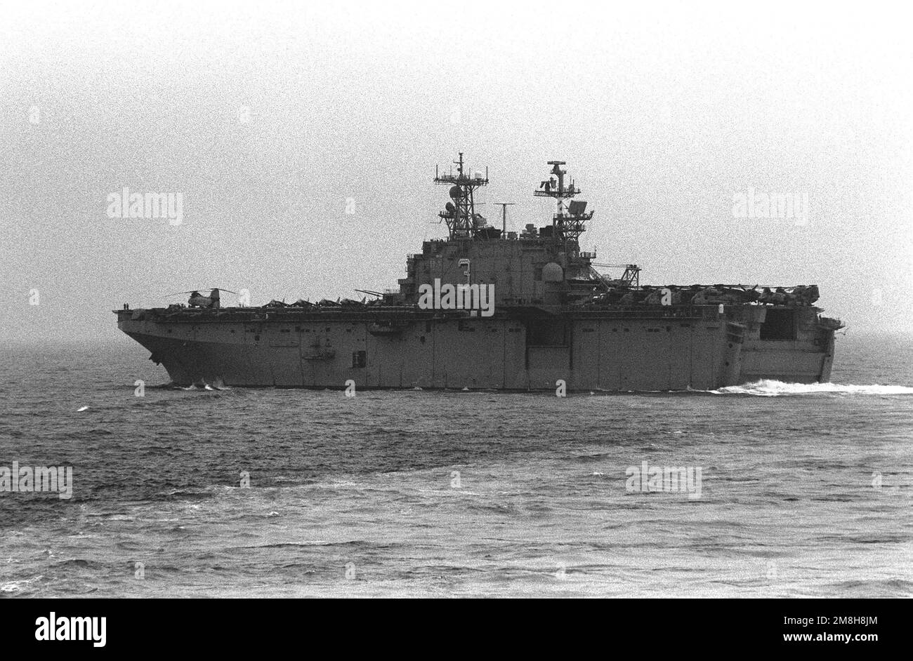 Vue du quartier portuaire du navire d'assaut amphibie USS BELLEAU WOOD (LHA-3) en cours pendant les opérations de patrouille au large de la République de Corée du Sud. Pays: Mer du Japon Banque D'Images