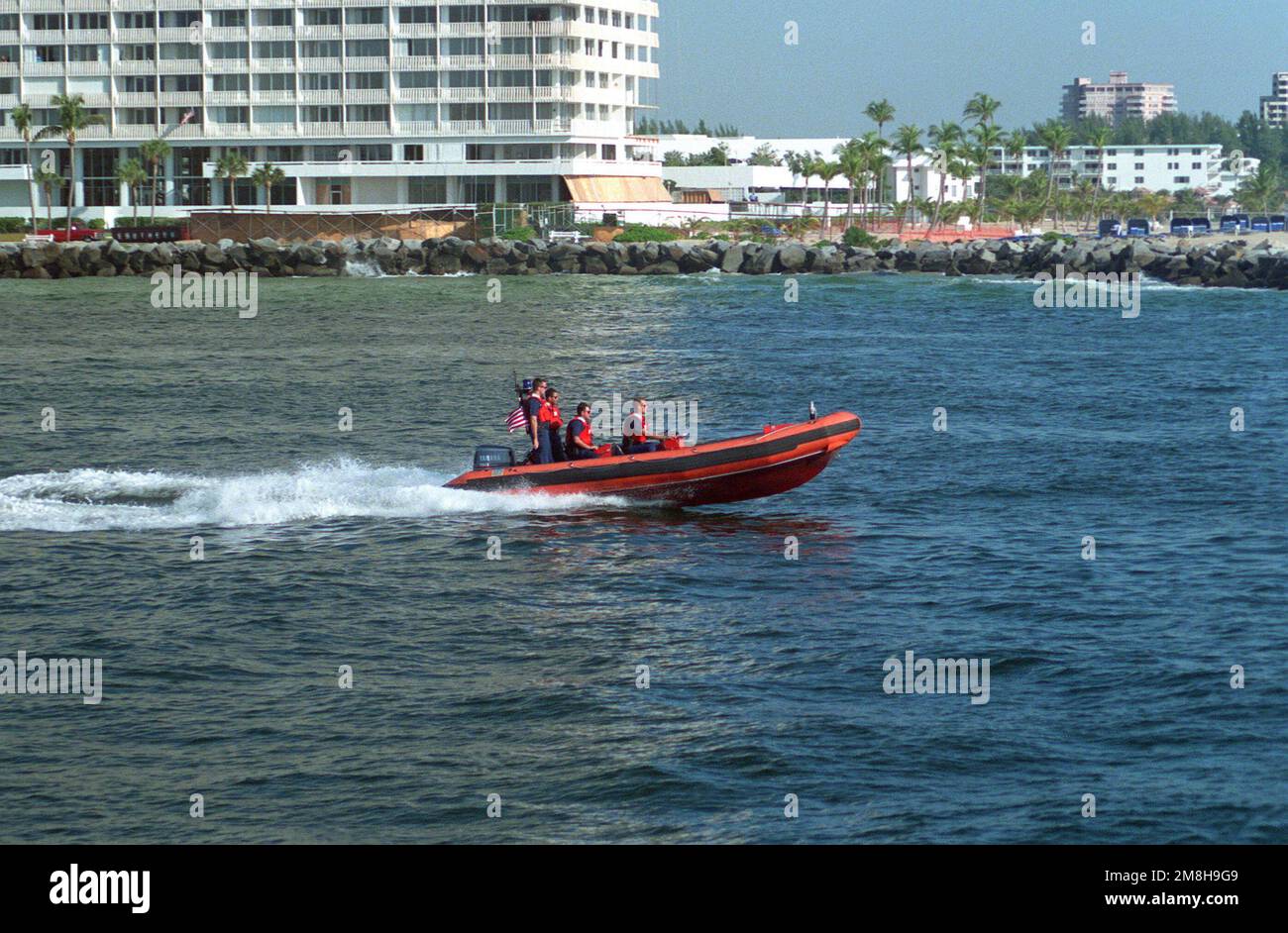 Une vue à tribord d'un américain Bateau gonflable à coque rigide de la Garde côtière en cours. Base: Port Everglades État: Floride (FL) pays: Etats-Unis d'Amérique (USA) Banque D'Images