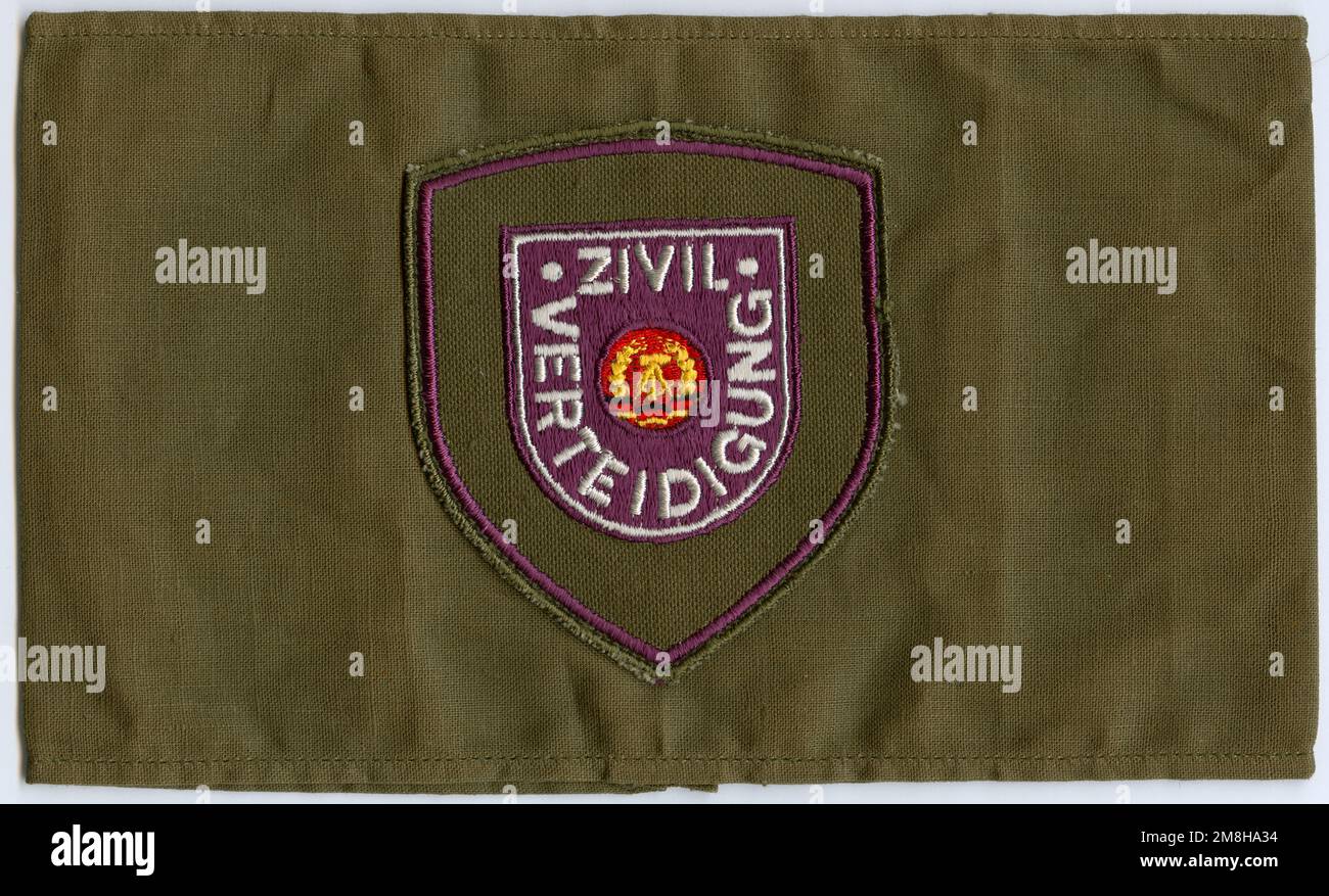 Europa, Deutschland , DDR , Armbinde für Mitglieder der Zivilteidigung , Rechte werden nicht vertreten . / Europe, Allemagne, RDA , brassard pour les membres de la défense civile du RDA , il n'y a pas de droits . Banque D'Images