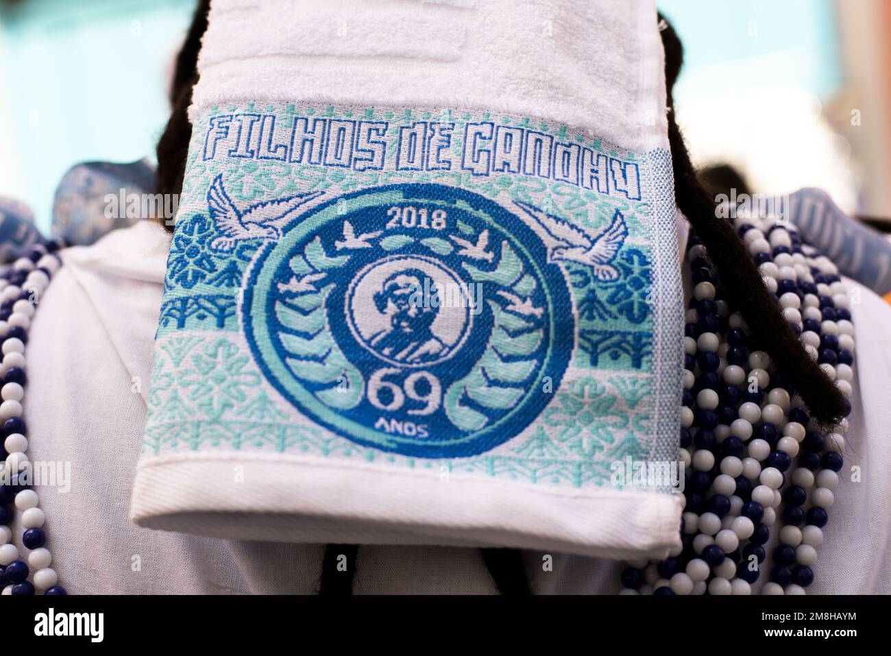 Salvador, Bahia, Brésil - 11 février 2018: Détails et accessoires des vêtements du groupe traditionnel de carnaval Filhos de Gandy qui défilent dans la str Banque D'Images