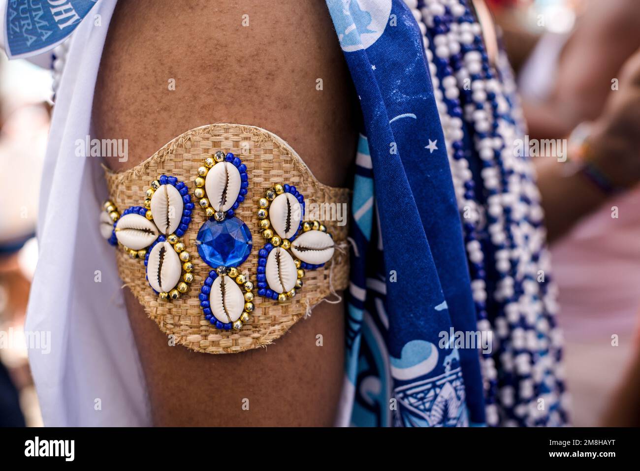 Salvador, Bahia, Brésil - 11 février 2018: Détails et accessoires des vêtements du groupe traditionnel de carnaval Filhos de Gandy qui défilent dans la str Banque D'Images