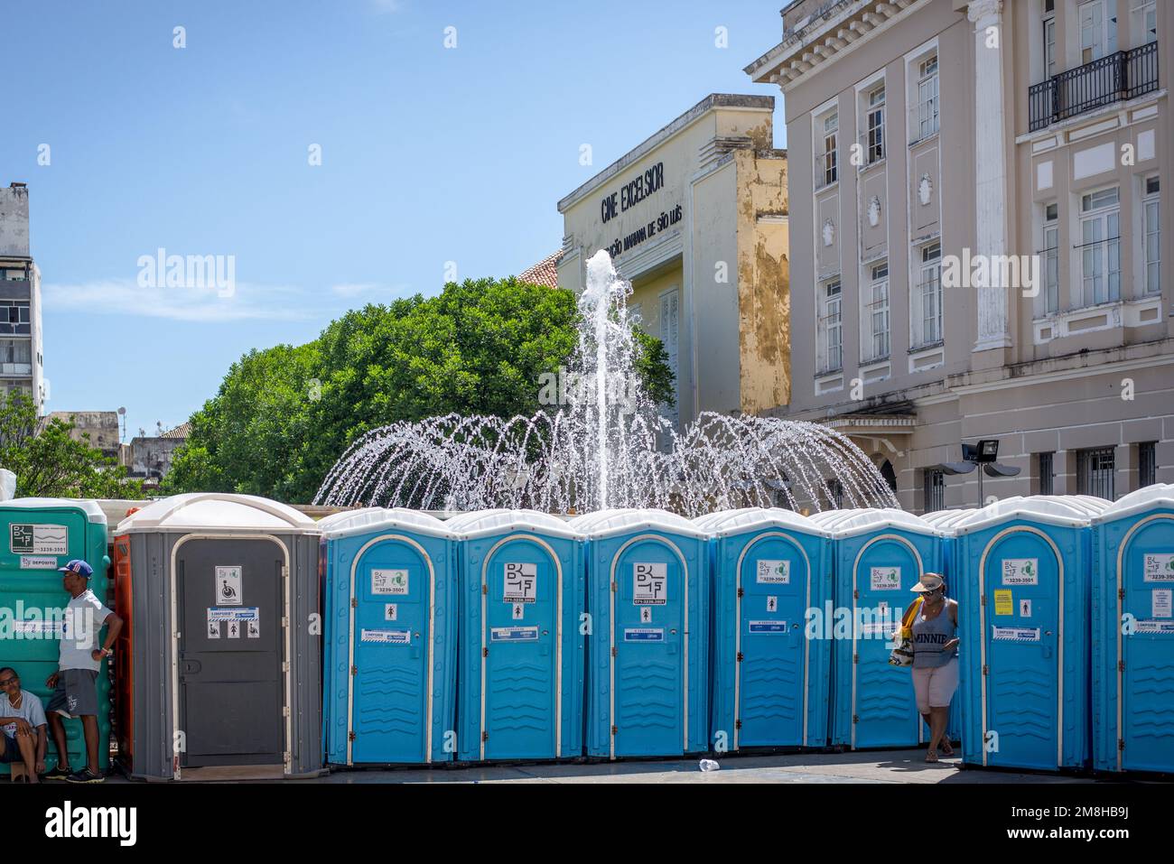 Salvador, Bahia, Brésil - 11 février 2018: Installation de toilettes chimiques dans les rues de Pelourinho pour les participants au carnaval de Salvador, Bah Banque D'Images