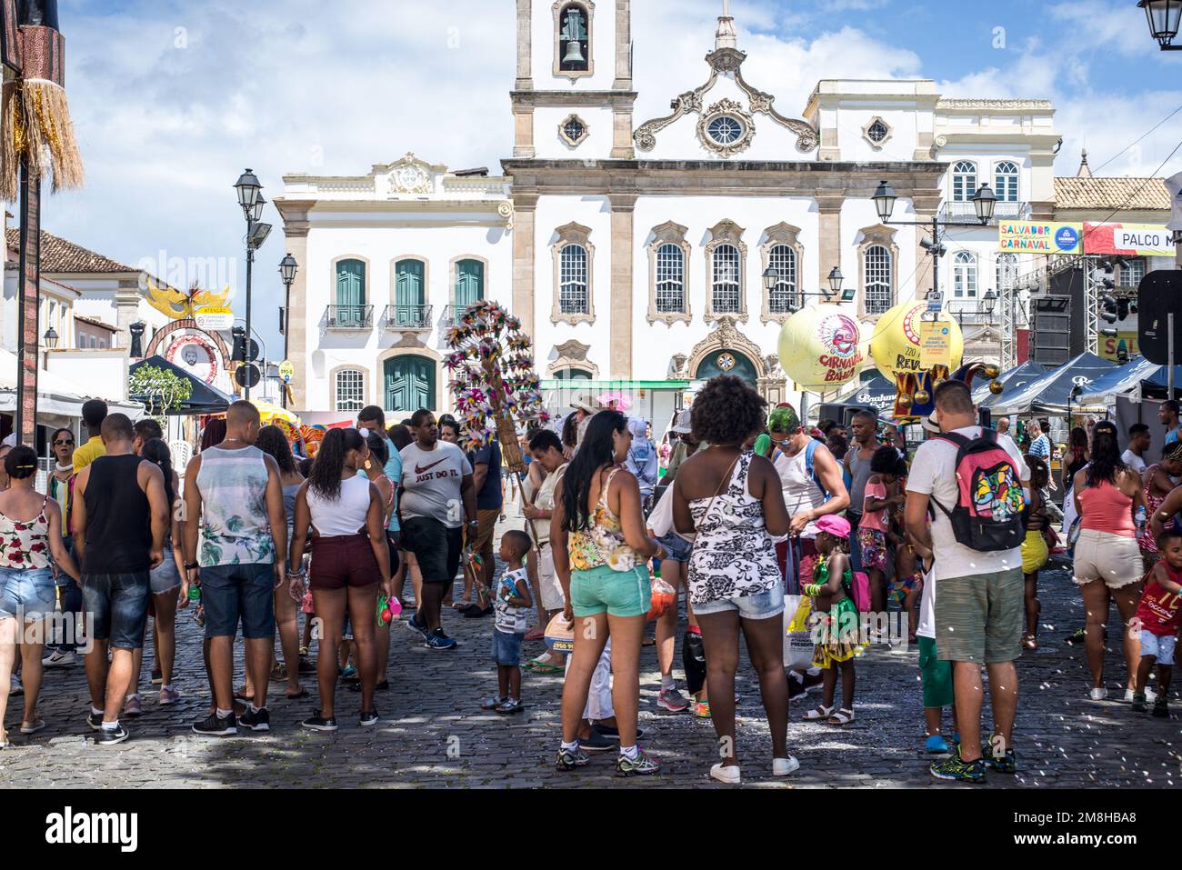Salvador, Bahia, Brésil - 11 février 2018: On voit des gens marcher à Pelourinho pendant le Carnaval de Salvador, Bahia. Banque D'Images