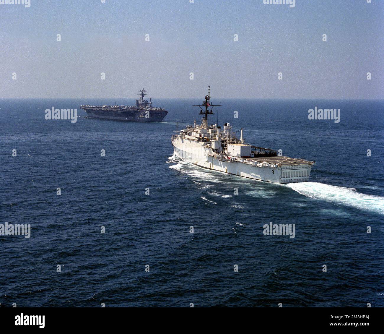 Vue du quartier portuaire du navire amiral divers USS LA SALLE (AFG-3) à l'approche du porte-avions à propulsion nucléaire USS NIMITZ (CVN-68) pendant l'opération Southern Watch. Sujet opération/série: SUD PAYS DE VEILLE: Inconnu Banque D'Images