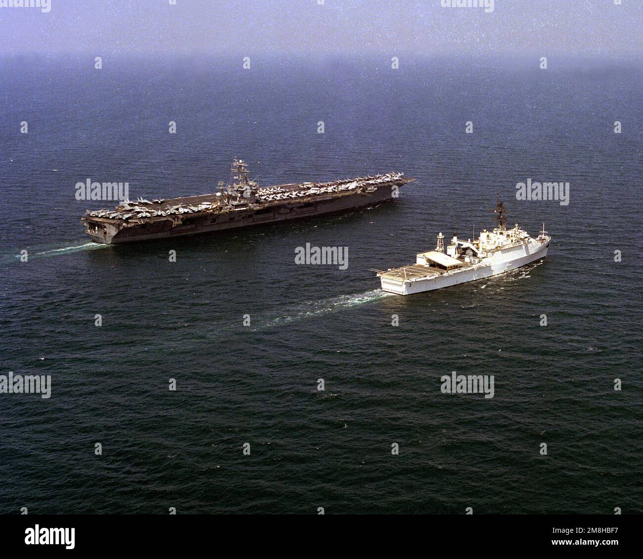 Vue à tribord du navire amiral divers USS LA SALLE (AGF-3), avec le porte-avions à propulsion nucléaire USS NIMITZ (CVN-68) en cours pendant l'opération Southern Watch. Sujet opération/série: SUD PAYS DE VEILLE: Inconnu Banque D'Images