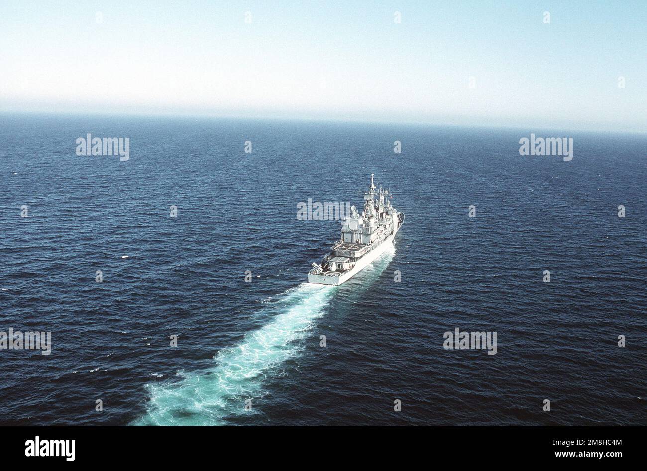 Vue aérienne à tribord de la ville USS HUE (CG-66) en cours. Pays: Océan Atlantique (AOC) Banque D'Images