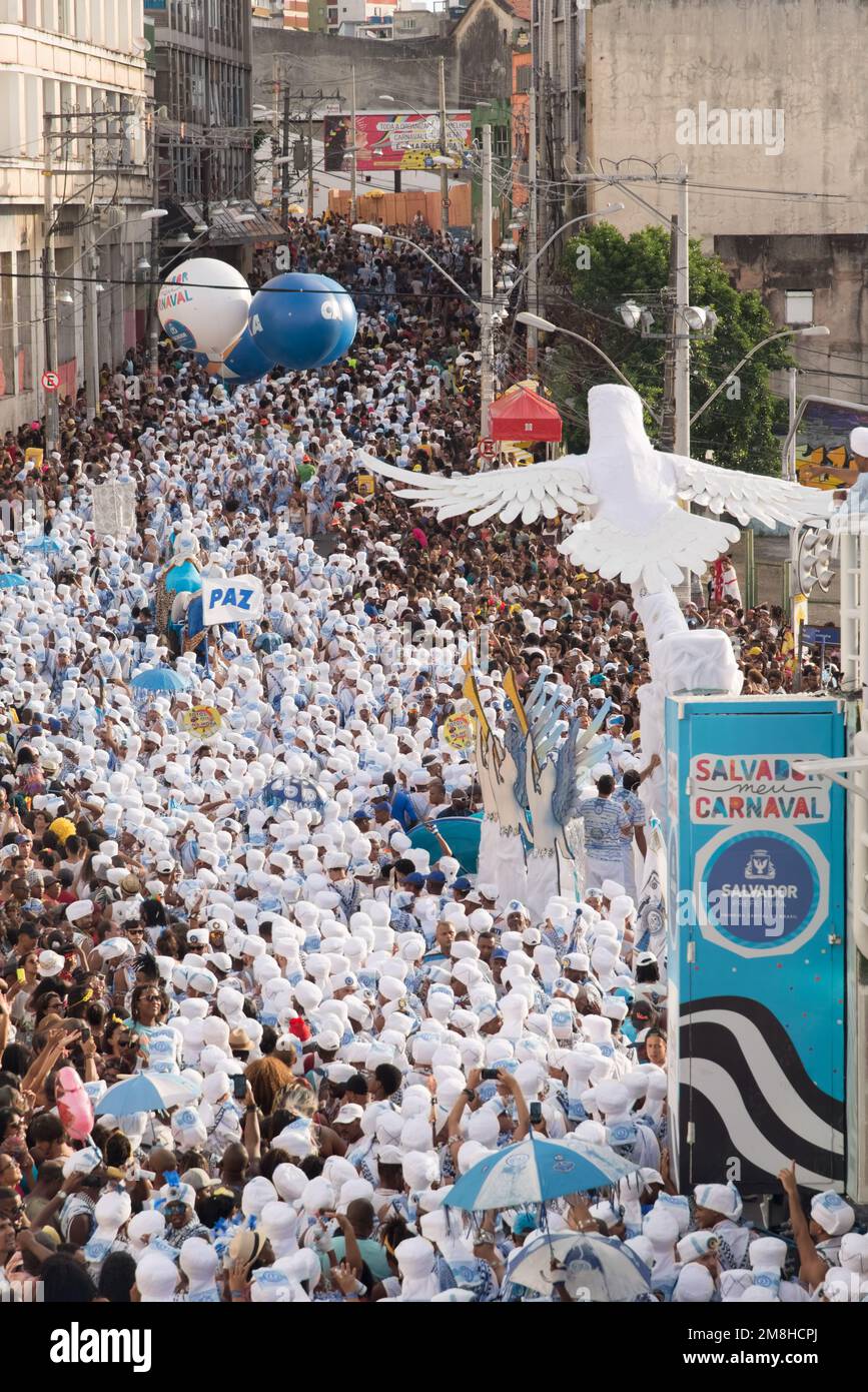 Salvador, Bahia, Brésil - 11 février 2018: Les membres du bloc traditionnel de carnaval Filhos de Gandy défilent dans les rues de Salvador, Bahia pendant Banque D'Images