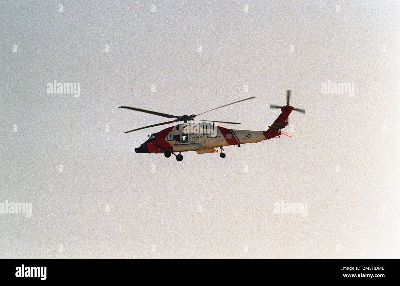 Vue du côté gauche d'un hélicoptère Jayhawk HH-60J de la Garde côtière en vol pendant un spectacle aérien. Base: Eglin Air Force base État: Floride (FL) pays: Etats-Unis d'Amérique (USA) Banque D'Images