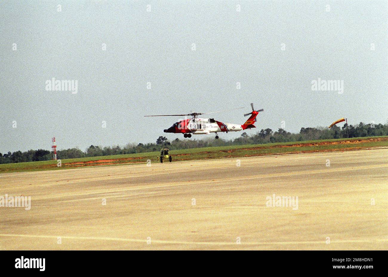 Un hélicoptère Jayhawk HH-60J de la Garde côtière survole la ligne de vol lors d'un spectacle aérien. Base: Eglin Air Force base État: Floride (FL) pays: Etats-Unis d'Amérique (USA) Banque D'Images