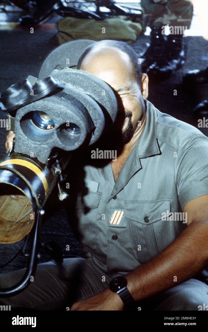 Un militaire étranger examine l'ensemble suiveur d'une arme antichar M-47 Dragon lors de l'exercice de service conjoint Ocean Venture '93. Objet opération/série: OCEAN VENTURE '93 État: Puerto Rico (PR) pays: États-Unis d'Amérique (USA) Banque D'Images Un militaire étranger examine l'ensemble suiveur d'une arme antichar M-47 Dragon lors de l'exercice de service conjoint Ocean Venture '93. Objet opération/série: OCEAN VENTURE '93 État: Puerto Rico (PR) pays: États-Unis d'Amérique (USA) Banque D'Images